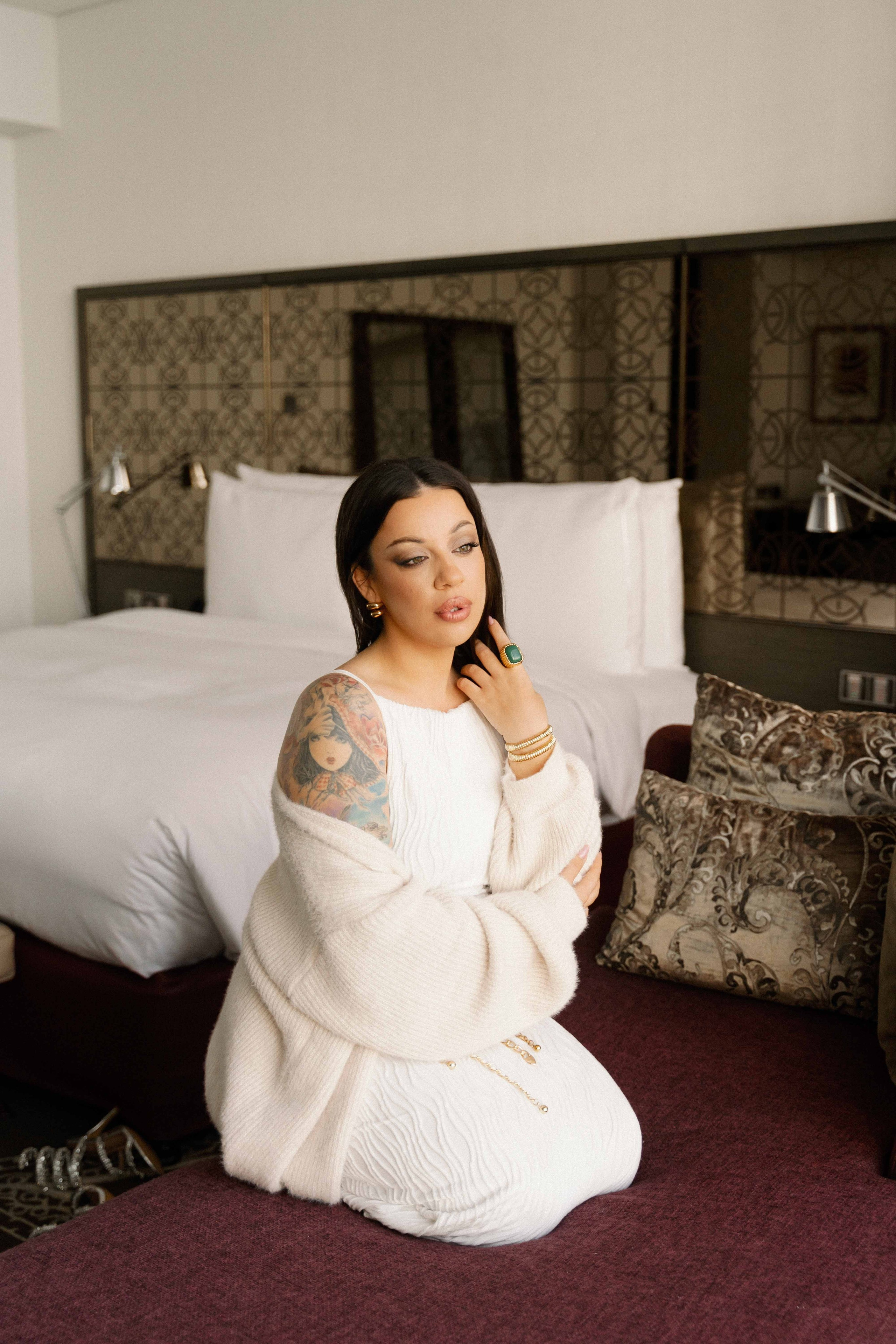 Анна в номере отеля. Фотограф и видеограф в Москве и Абу Даби Мария Кулагина