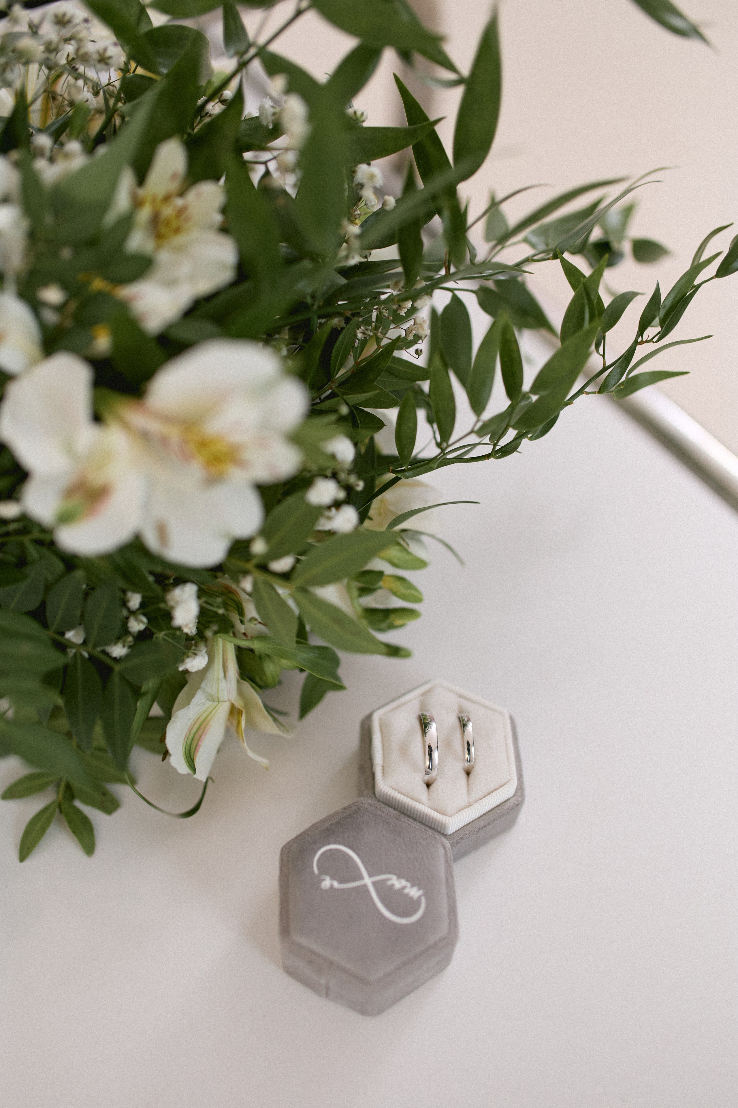 Свадебная фотосессия в Дворце Бракосочетания № 2. Сестры Карабаза. Фотографы и ретушеры в Москве и Санкт-Петербурге