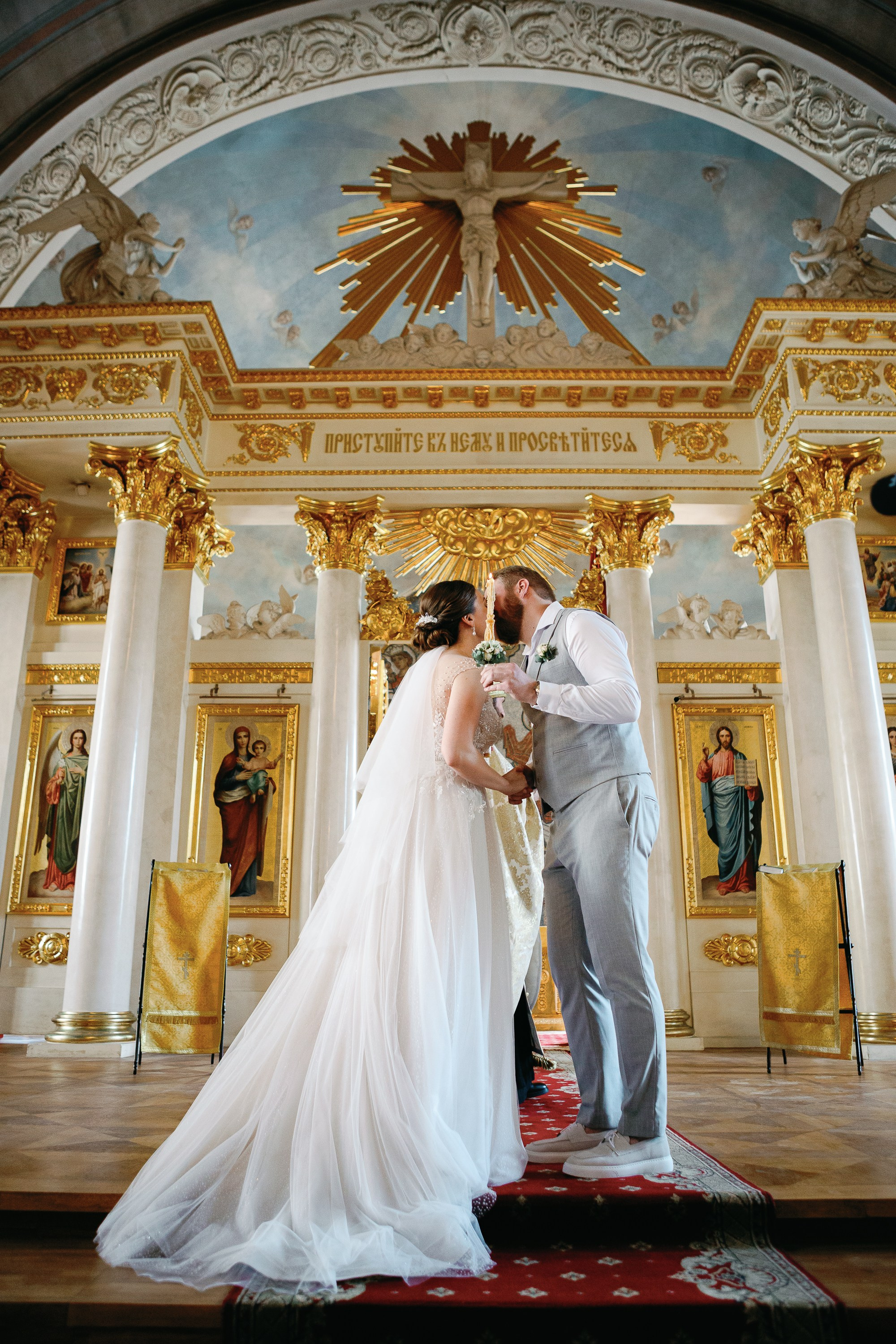 Жених целует невесту в Домовый храм святой мученицы Татианы при Московском государственном университете имени М.В. Ломоносова