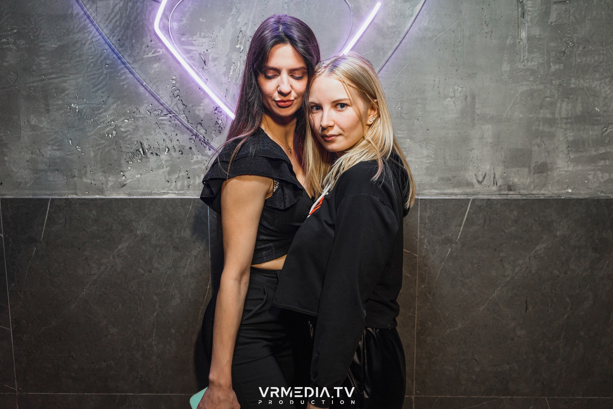 Бумажный дом в баре «Друзья»