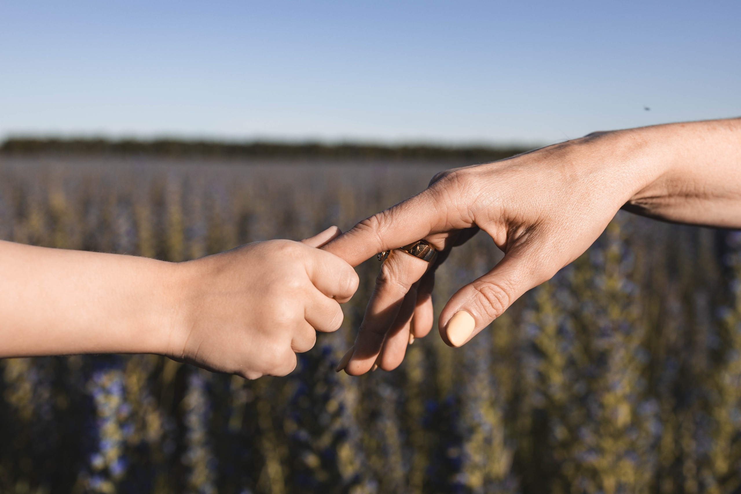 Внучка и бабуля прогулка на природе. Коммерческий фотограф