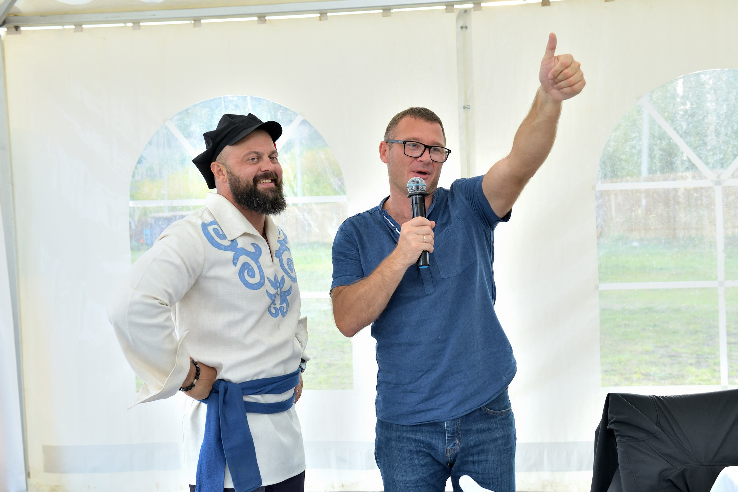 "Мужчина говорит речь на корпоративном мероприятии".