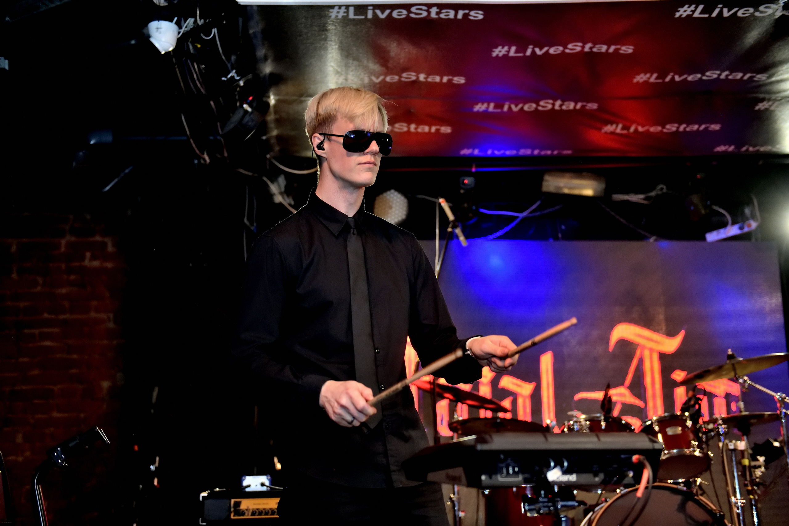 "Один из участников группы "Fatal Aim" на концерте в клубе "LiveStars".