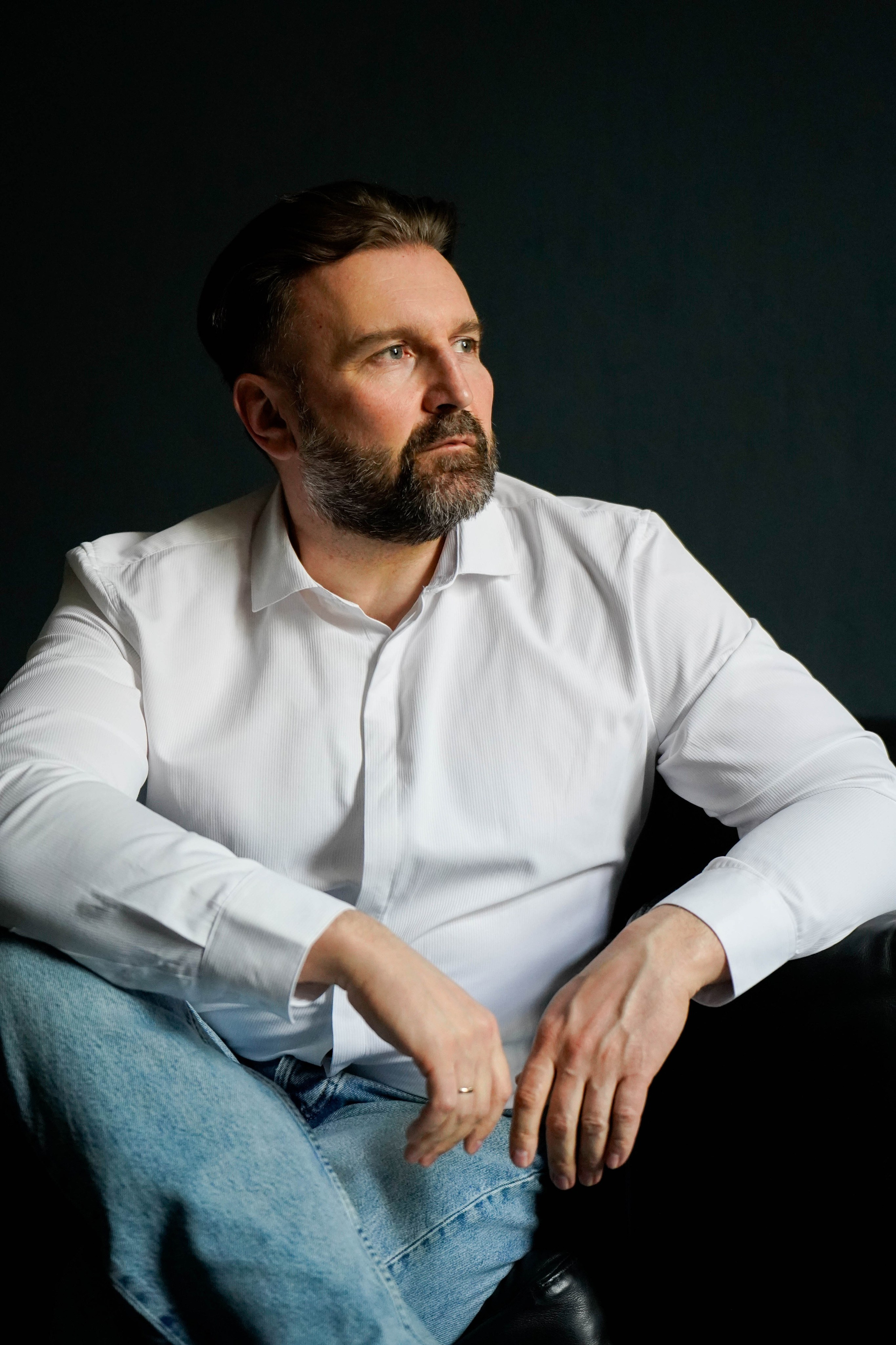 Мужчина в белой рубашке. Фотограф Анна Калинцева