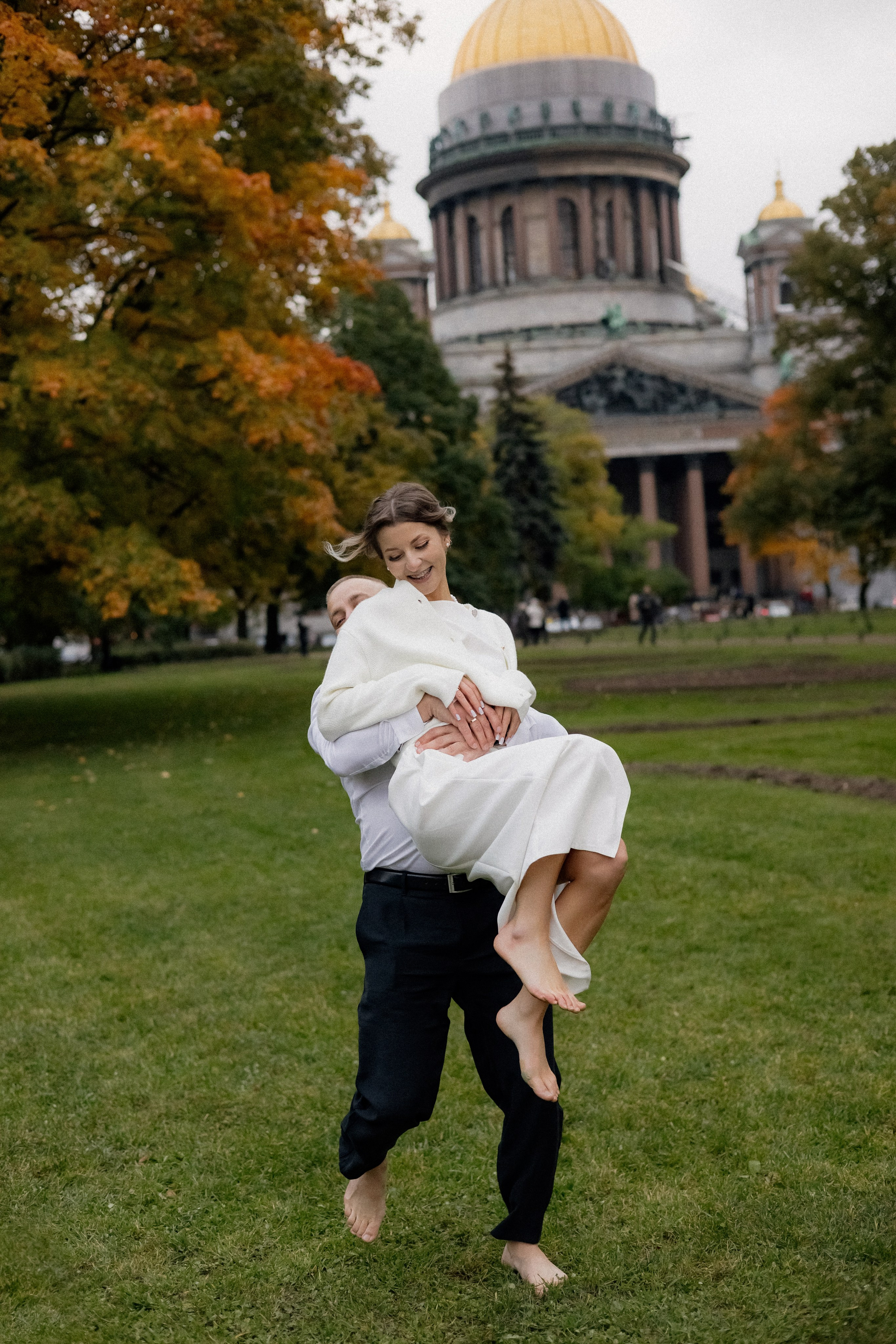 Свадебная прогулка у Исаакия. Свадебный фотограф в Санкт-Петербурге Ксения Кобышева