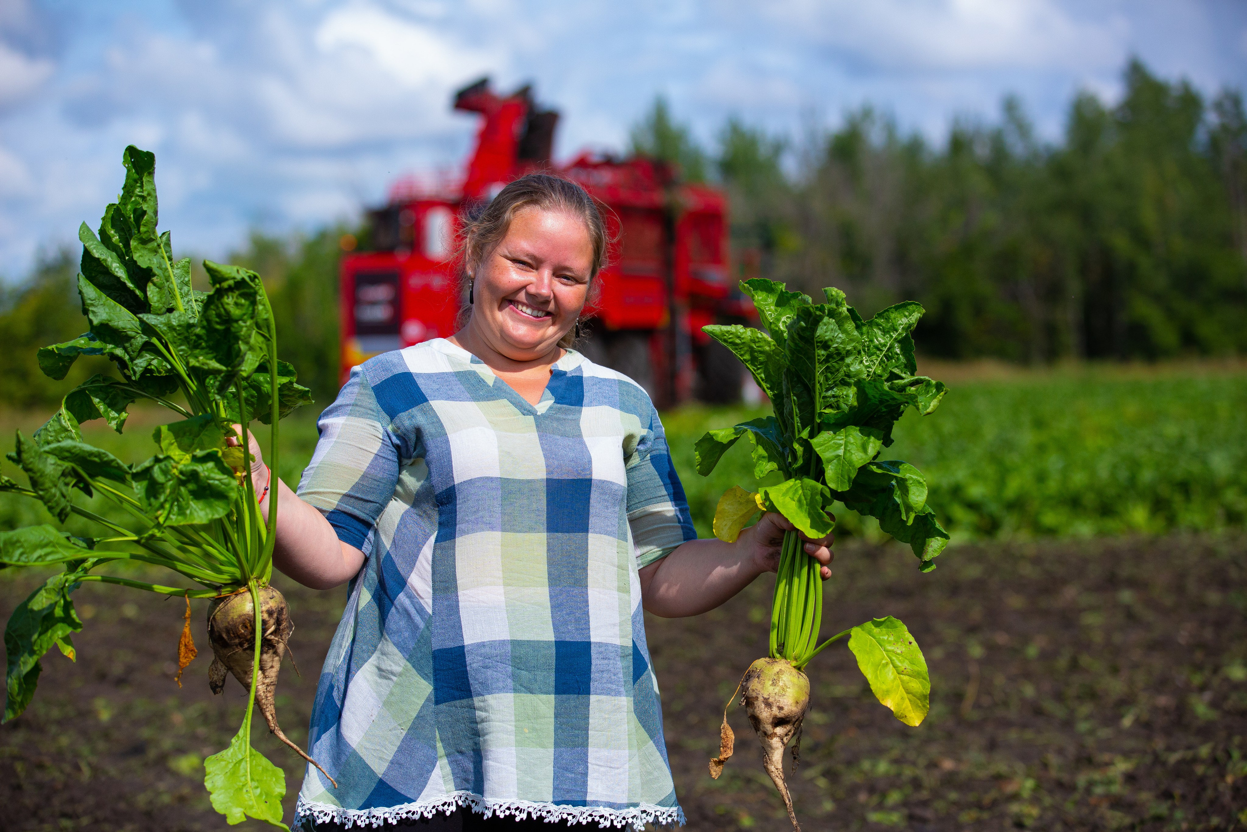 Главный агроном на свекловичном поле на фоне комбайна