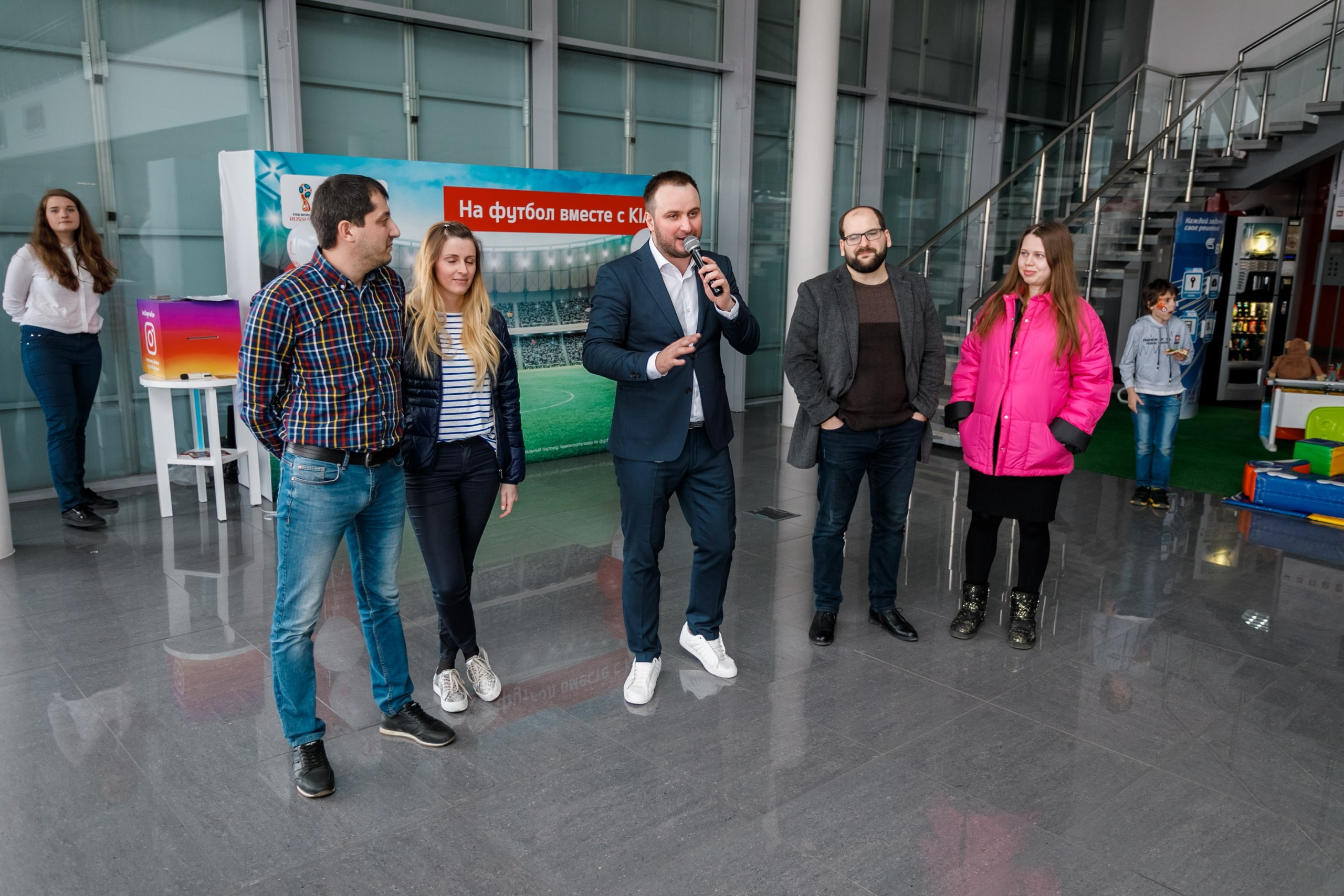 Розыгрыш билетов на ЧМ по футболу FIFA @ Киа Центр. Репортажный фотограф Максим Полянский. Москва, Санкт-Петербург, Красноярск