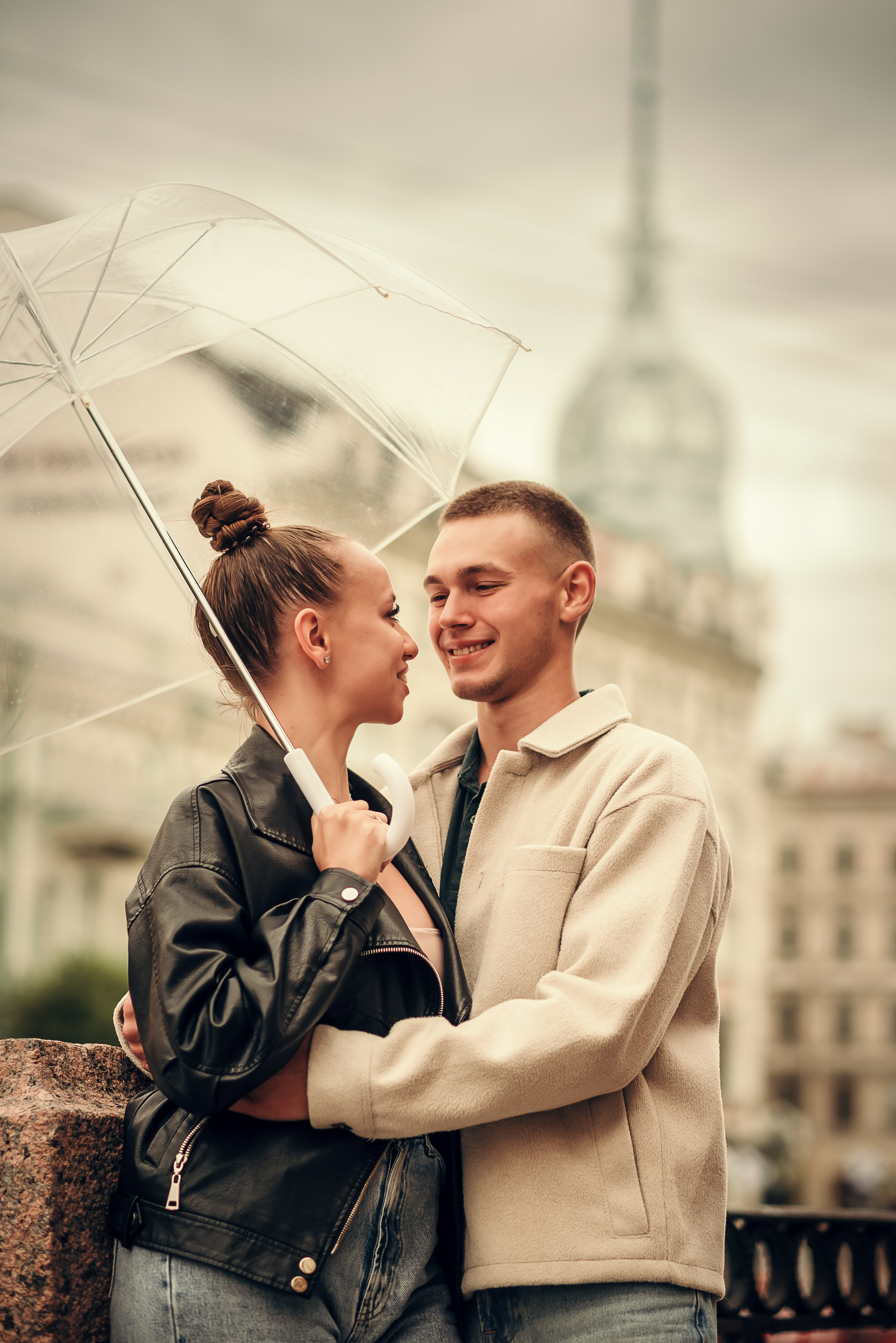 Вика и Никита, летняя фотосессия на Исаакиевской площади. Фотограф в Санкт- Петербурге Мария Золотарь