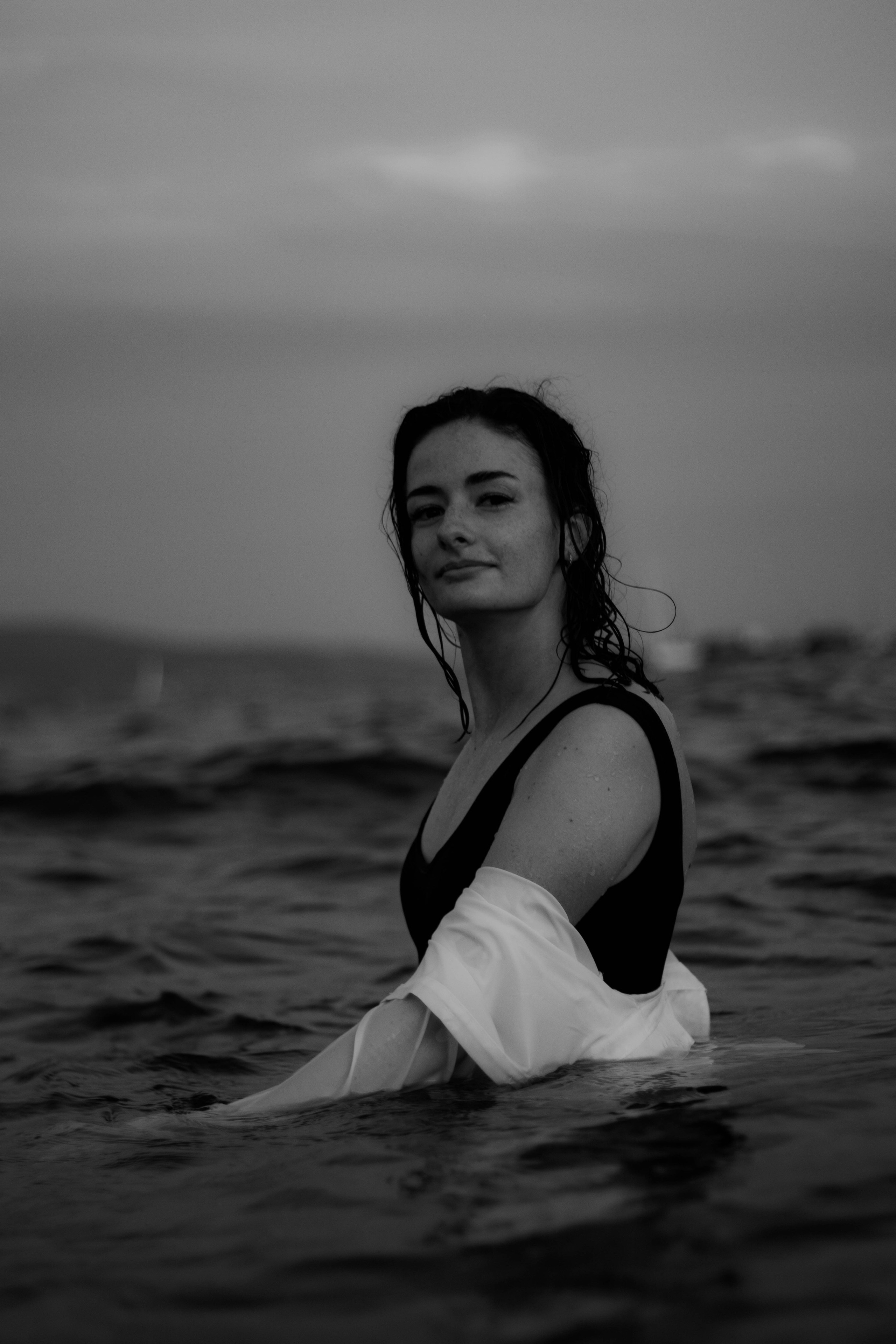 «Невесомость волн: девушка и море». Уличный фотограф Города N