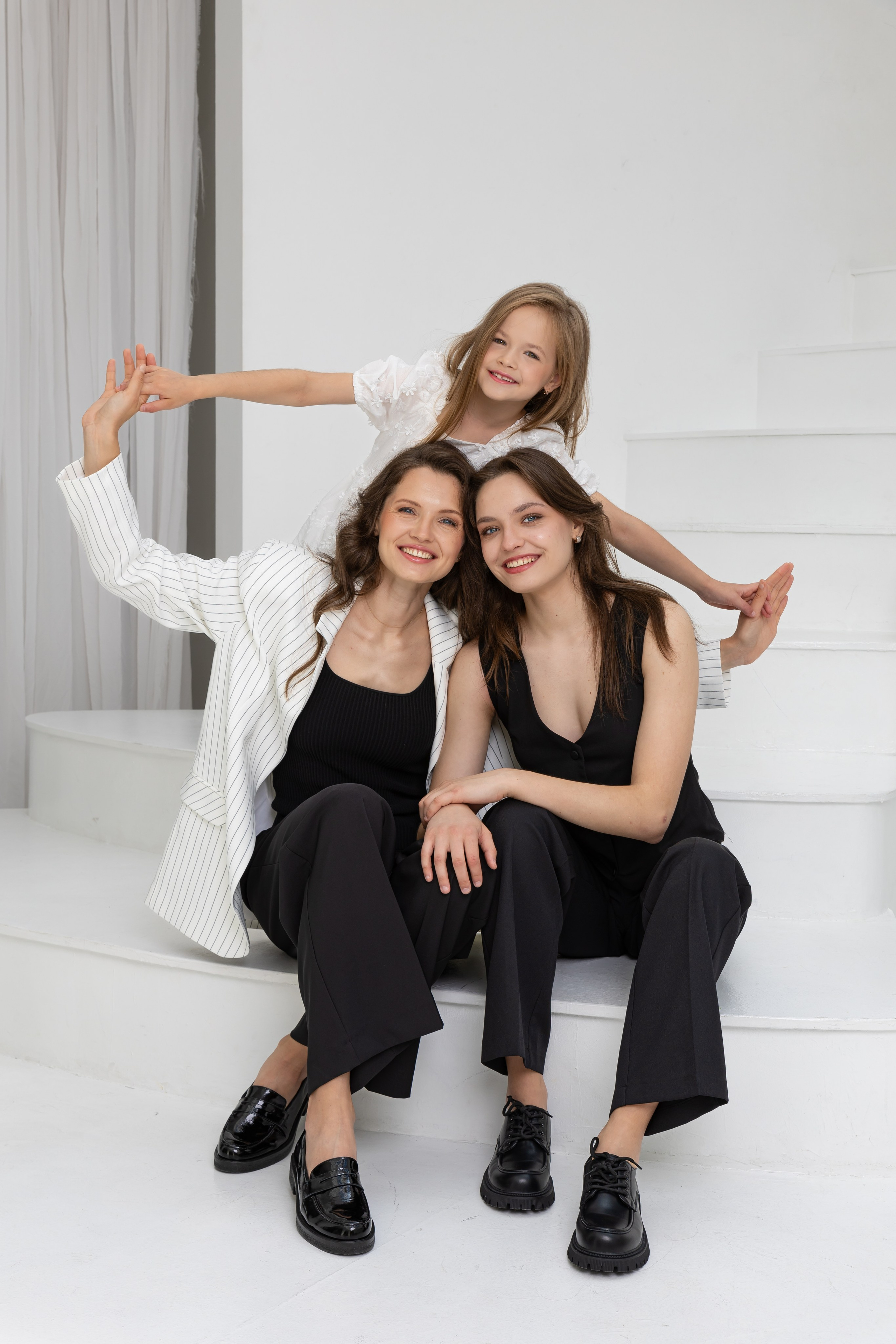 Эмоциональная и элегантная фотосессия мамы с дочками. Трубинова Екатерина | Семейный фотограф | Москва