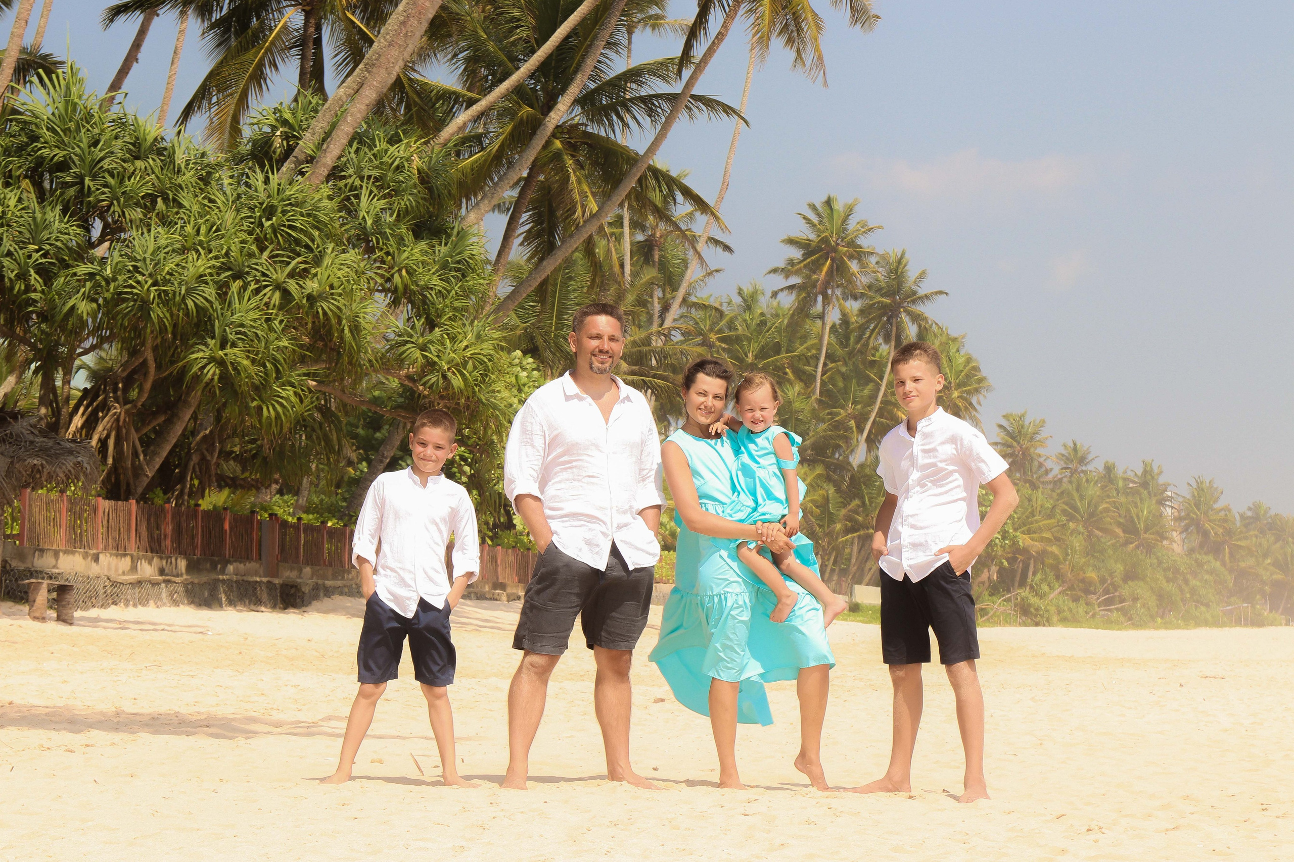 «Семья в голубых тонах на фоне кокосовых пальм — гармония цвета и природы»