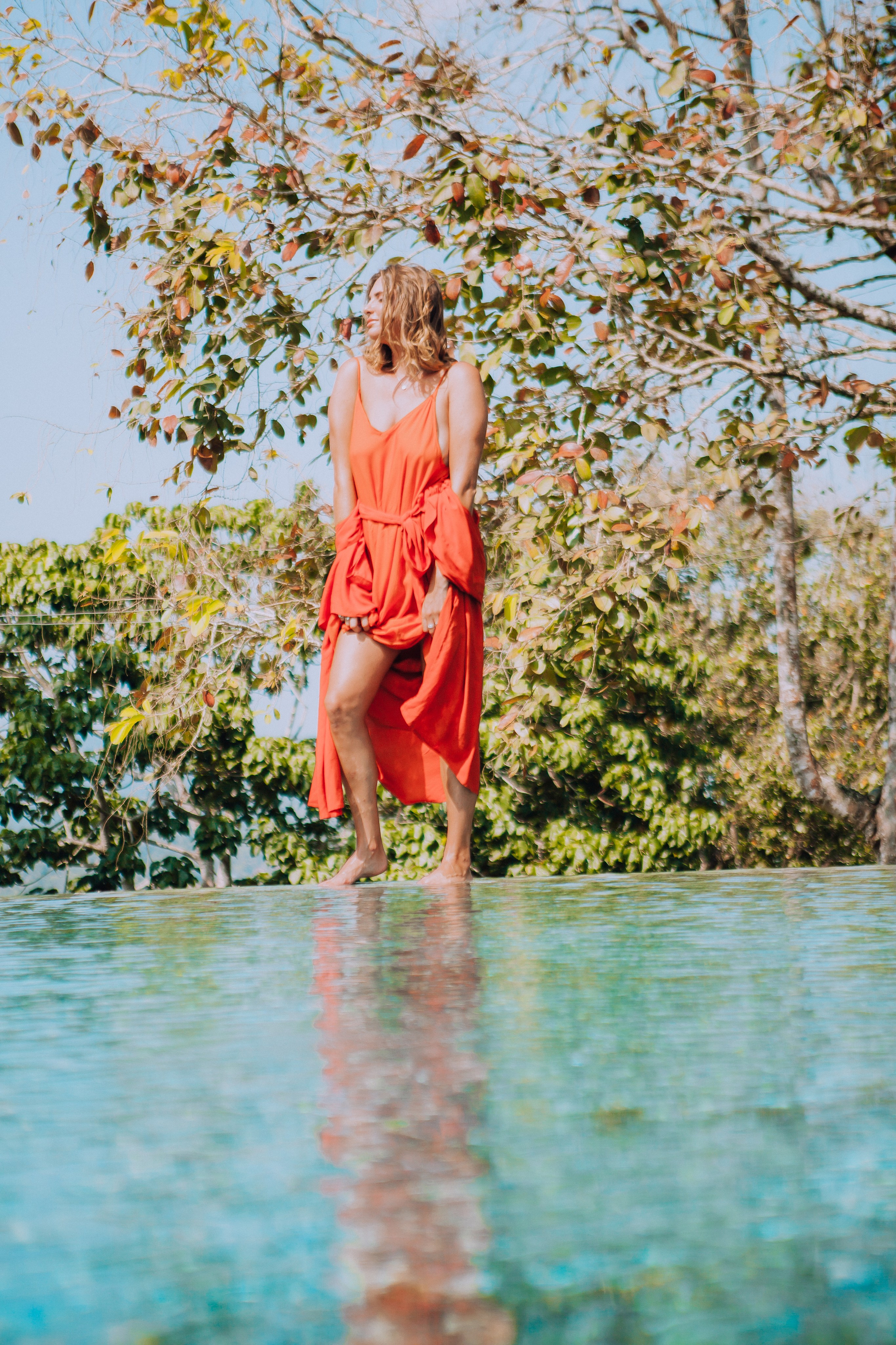 Девушка в красном платье в отеле Malabar Hill — Роскошная портретная съемка | Шри-Ланка. Фотограф на Шри-Ланке