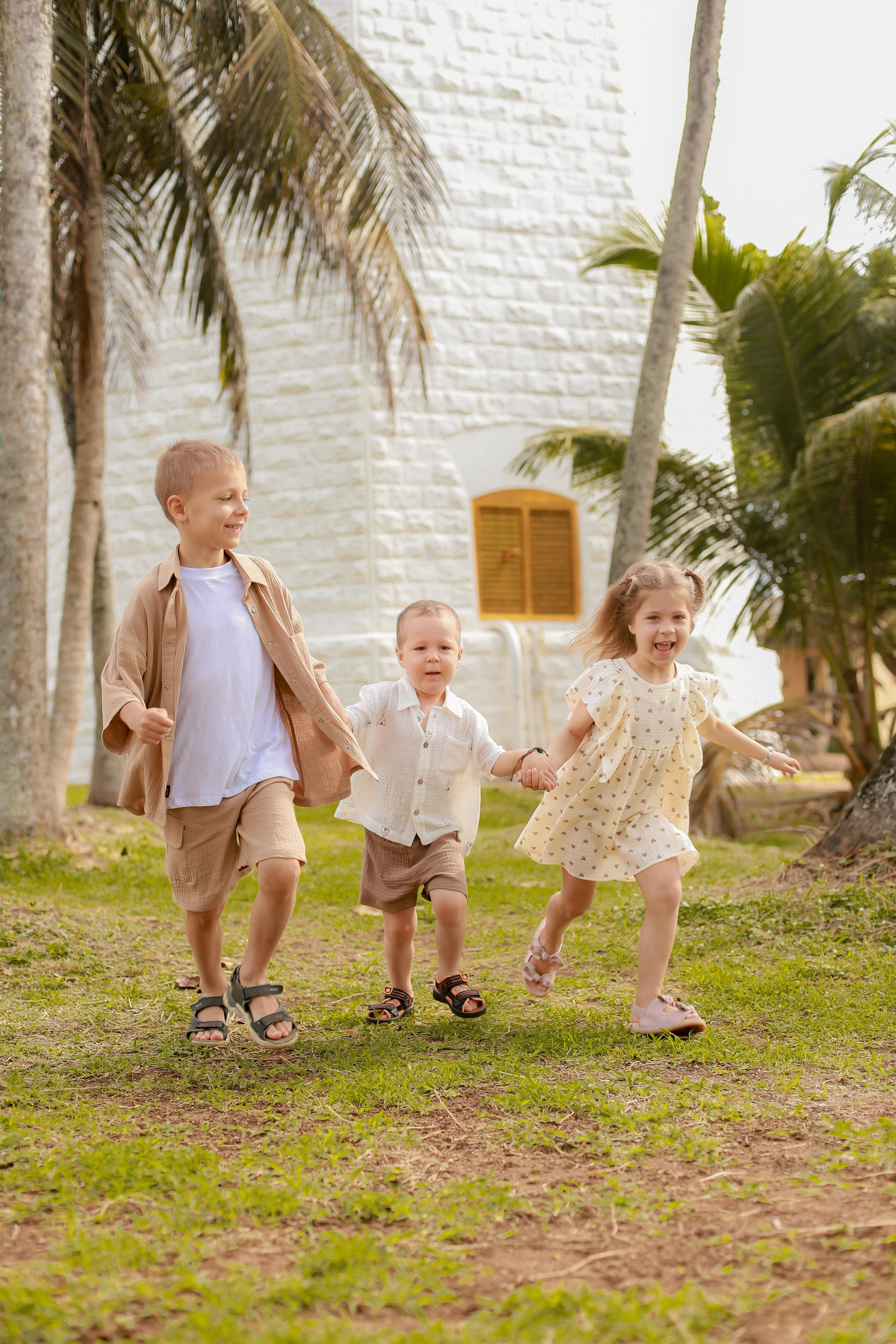 «Родители и ребёнок на фоне маяка: тёплые объятия у Индийского океана»