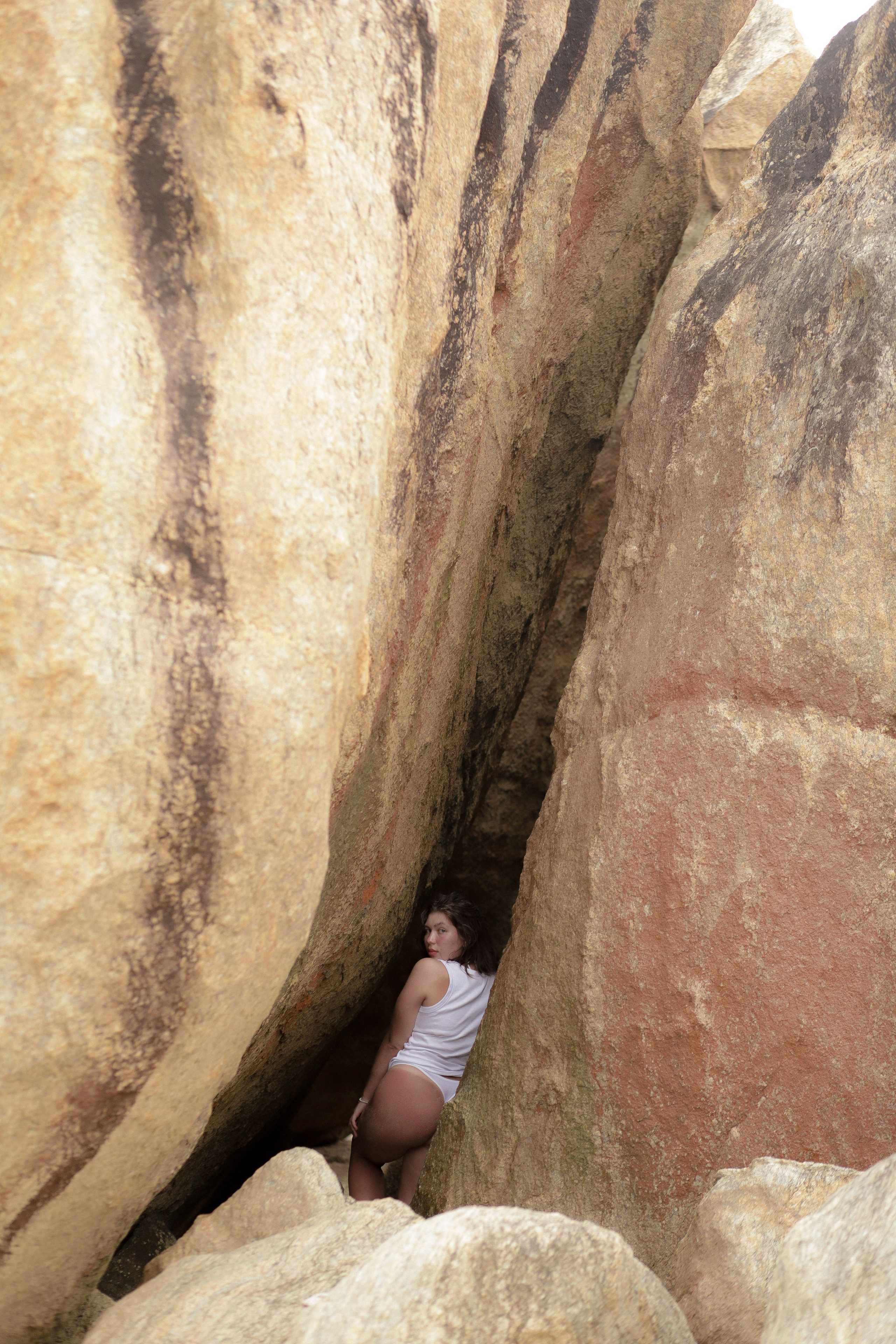 Фотосессия в Хиккадуве: романтичные кадры среди камней и волн. Фотограф на Шри-Ланке