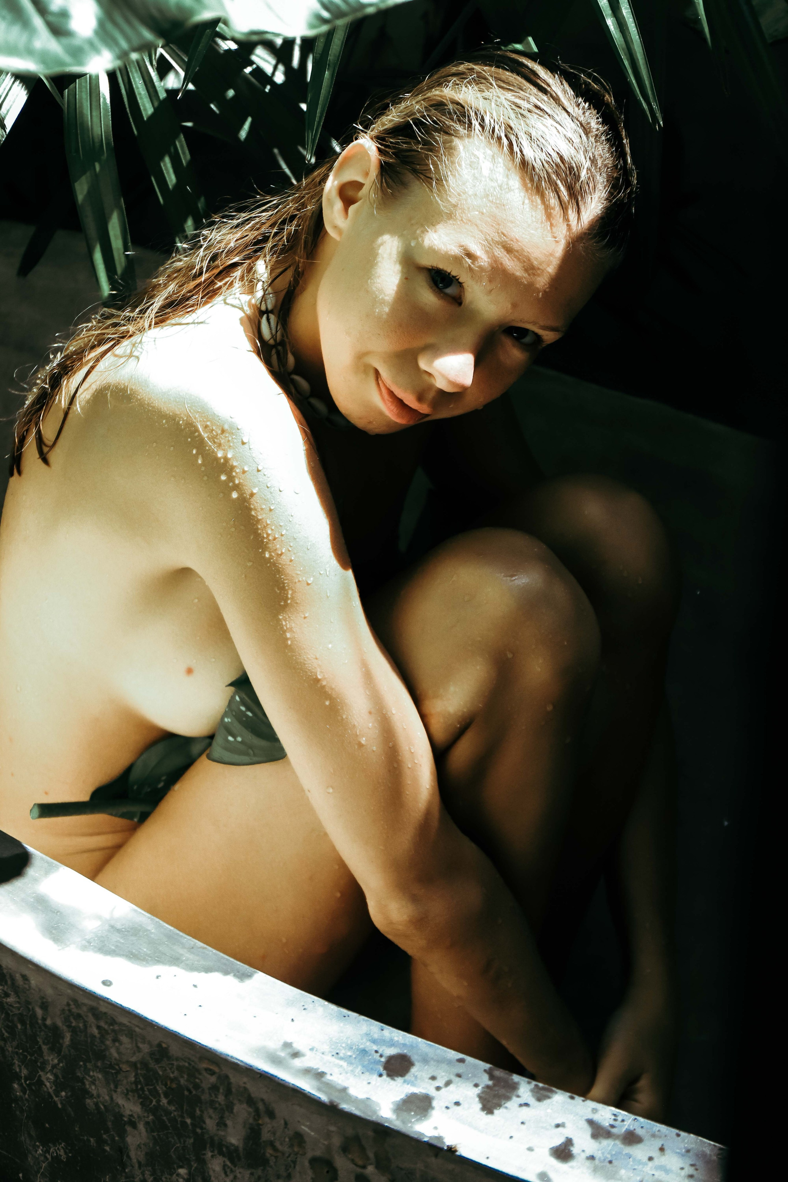 Эстетичная ню-фотосессия у бассейна в вилле Nirbana (Ахангама) | Яркие кадры с водой. Фотограф на Шри-Ланке