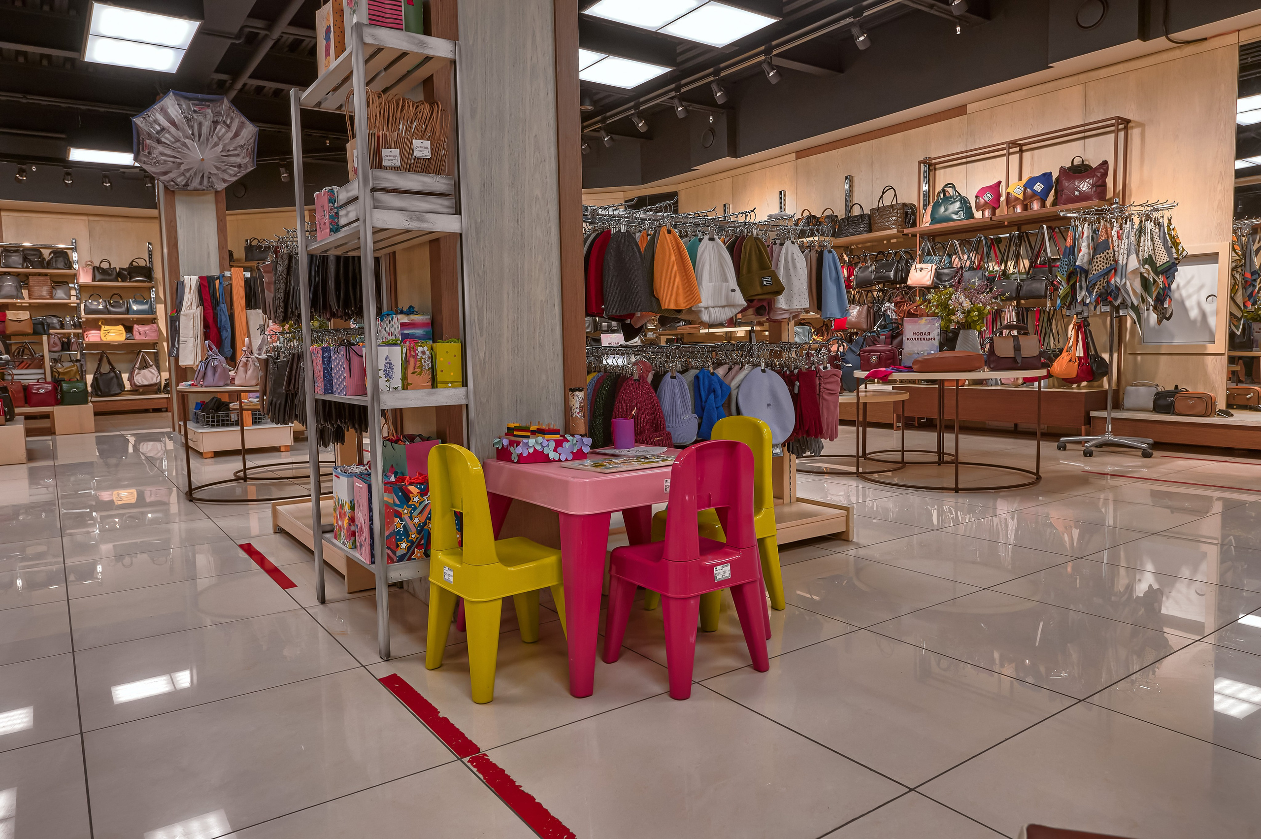 Портфолио по интерьерной и экстерьерной фотосъёмки: Мир сумок — Левый берег. Фотограф Яковлев Роман — Красноярск