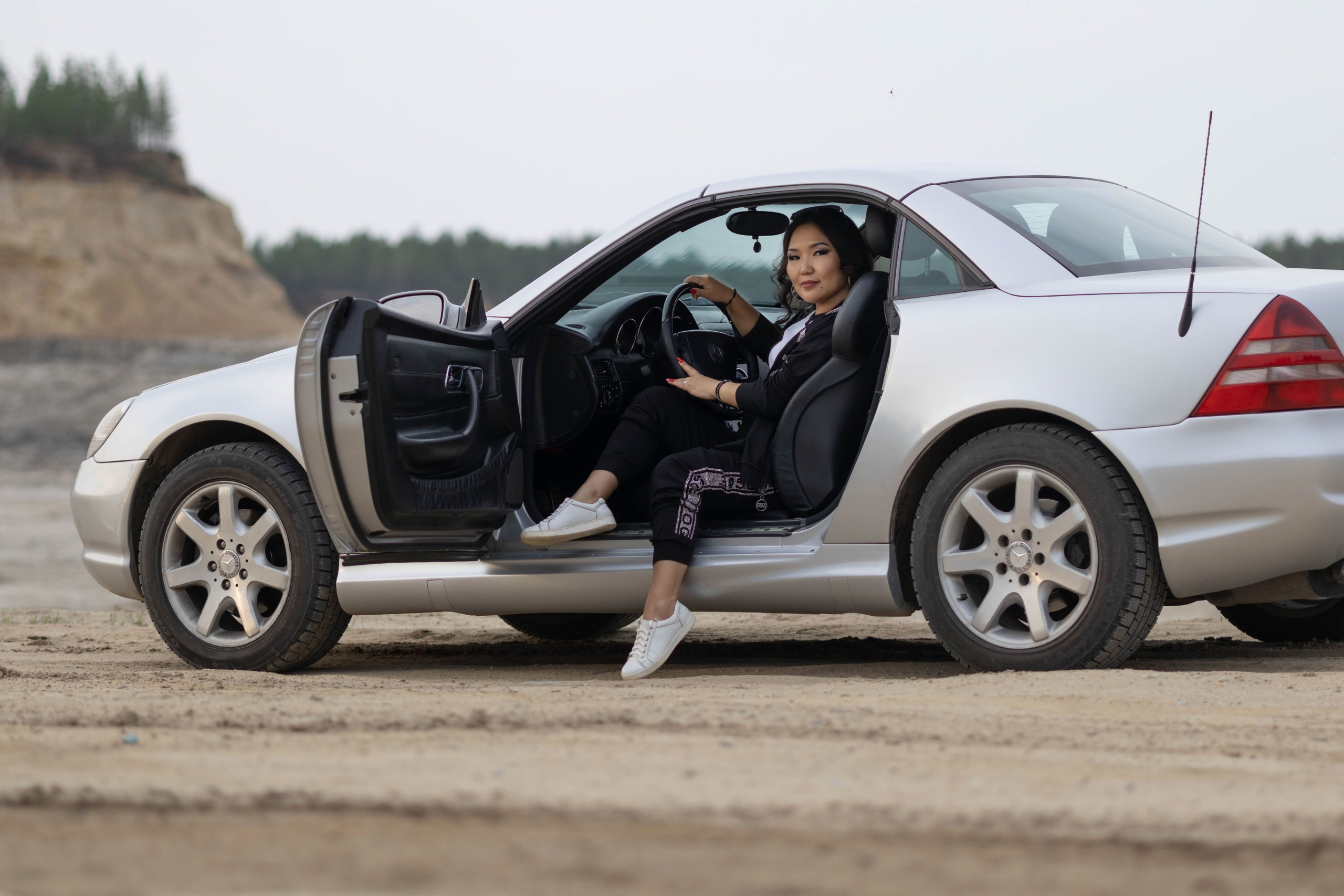 Девушка в машине. Фотограф Якутск Зоя Николаева