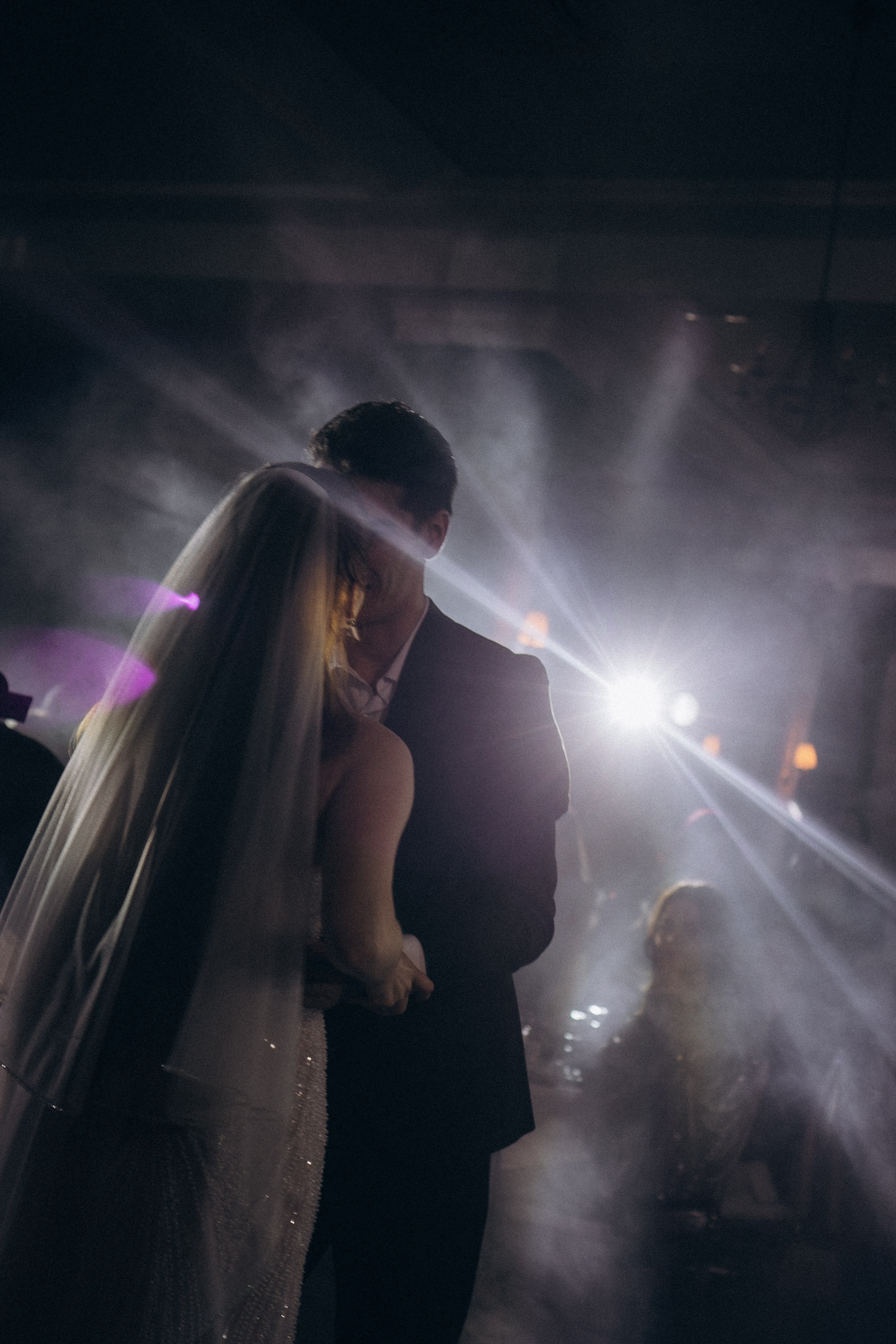 ПЕРВЫЙ ТАНЕЦ МОЛОДЫХ НА БАНКЕТЕ. ТРОГАТЕЛЬНЫЙ МОМЕНТ (СНЯТО В СИБИРЕ В НИЖНЕВАРТОВСКЕ). Профессиональный фотограф, Санкт-Петербург — Виктория Богомолова