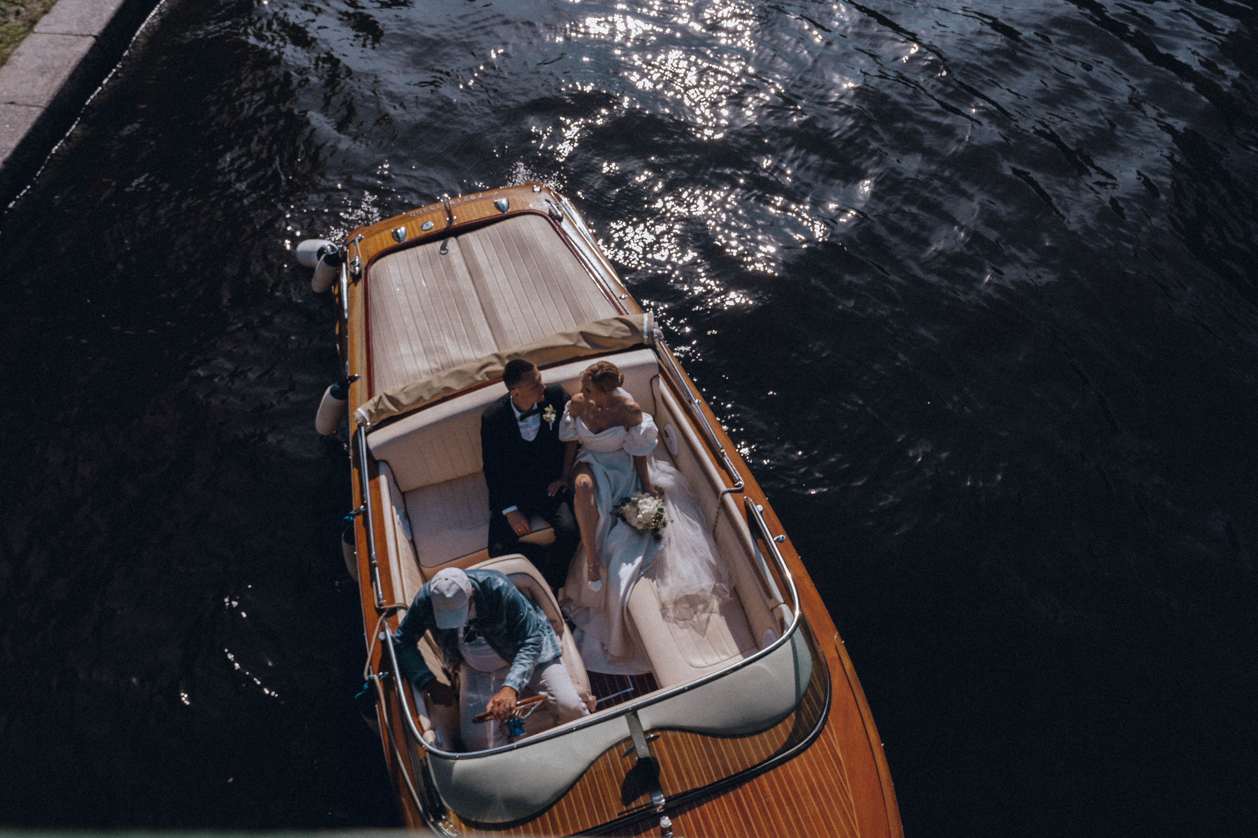 СВАДЕНБНАЯ СЬЕМКА НА КАТЕРЕ ПО КАНАЛАМ САНКТ-ПЕТЕРБУРГА И В АКВАТОРИИ НЕВЫ. Профессиональный фотограф, Санкт-Петербург — Виктория Богомолова