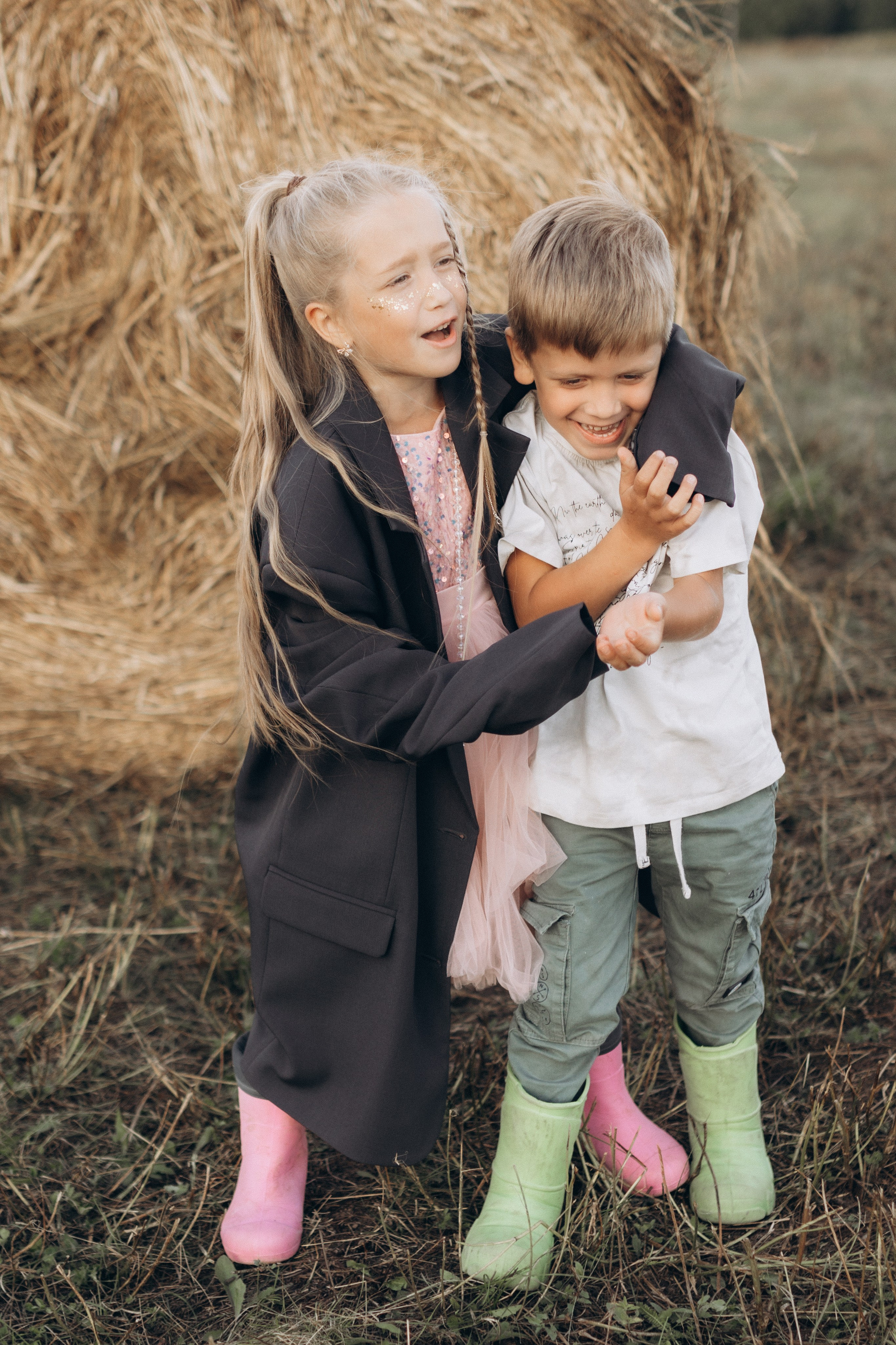Вика и Миша на сене. Семейный фотограф lifestyle в Новосибирске Елена Шпилевая