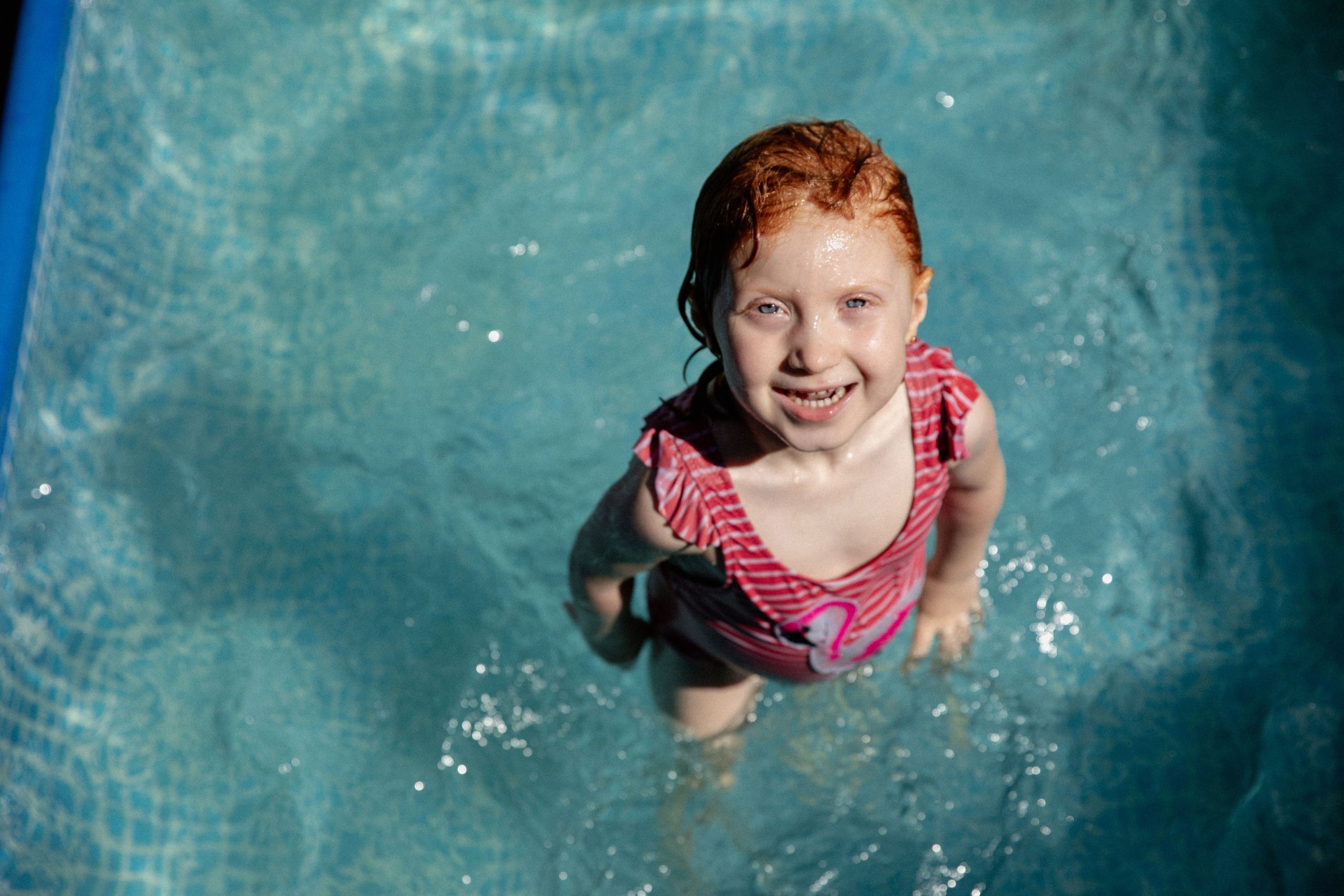 Летняя съемка девочки в саду, в бессейне, с шезлонгом, зонтиком и сахарной ватой. Фотограф новорожденных, детский фотограф  Москва.Семейная съемка Москва. Семенова Анна