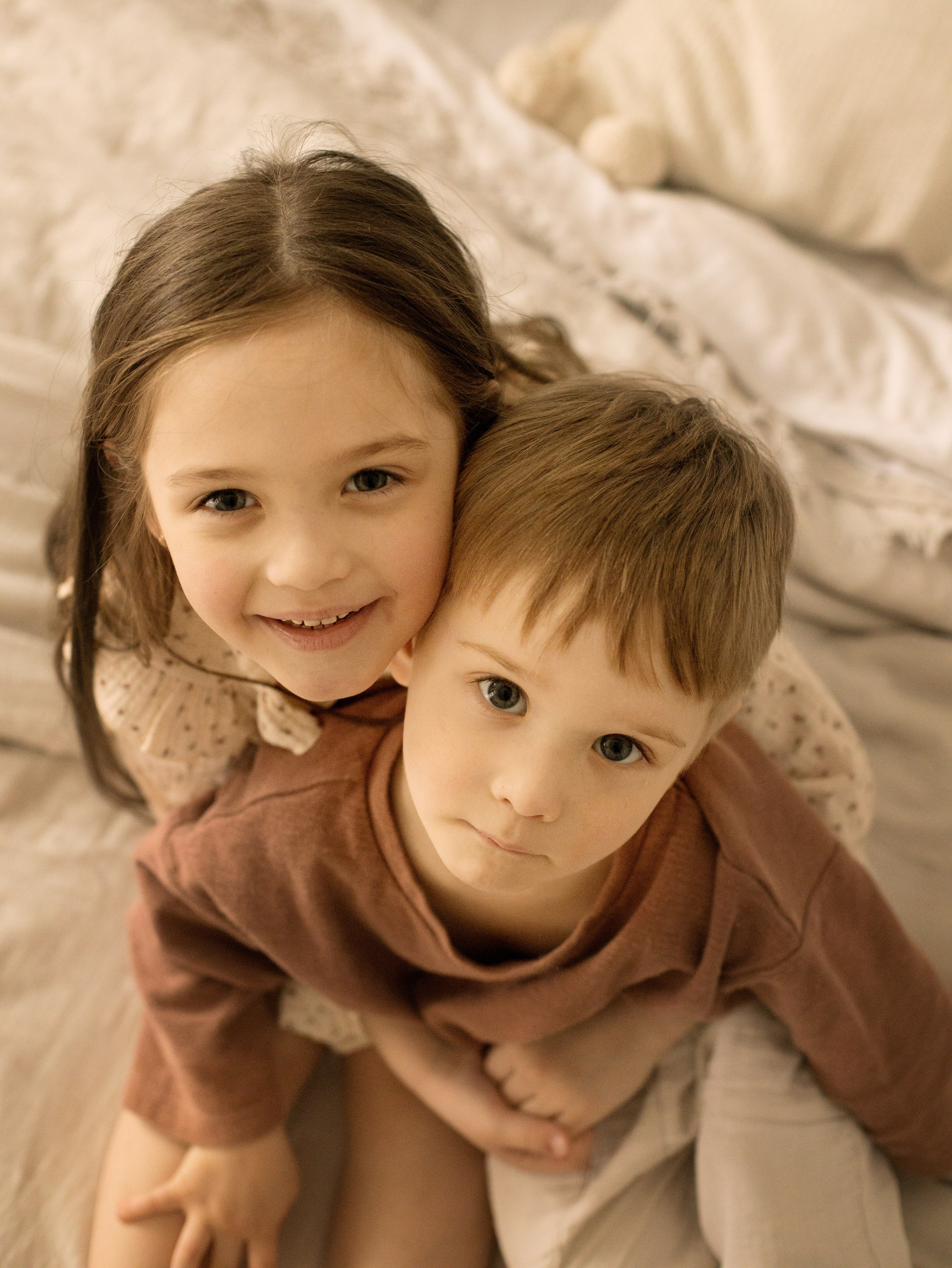 Портрет мальчика и девочки, которые обнимаются и смотрят вверх