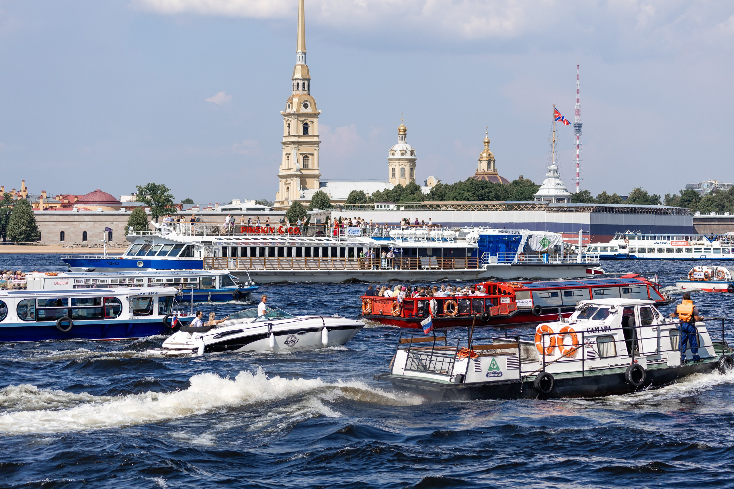 Красивый вид на катеров и теплоходов на Неве на фоне Петропавловской керпости