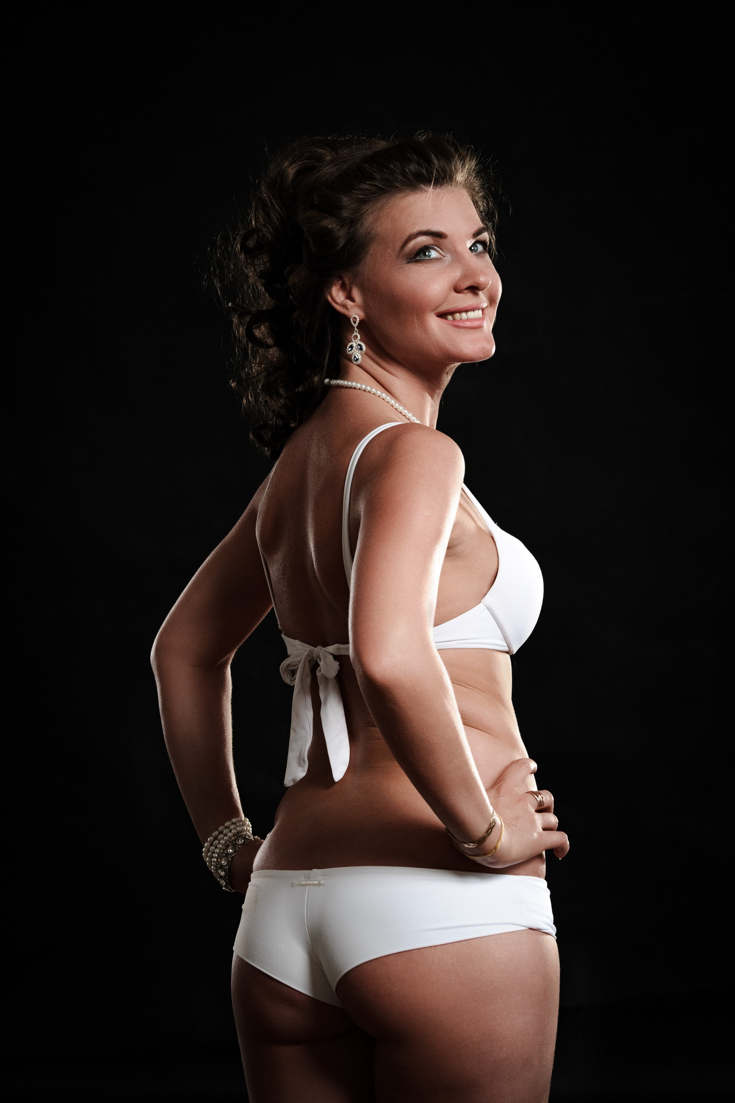 Эротическая фотосессия в белом белье в фотостудии в СПб.