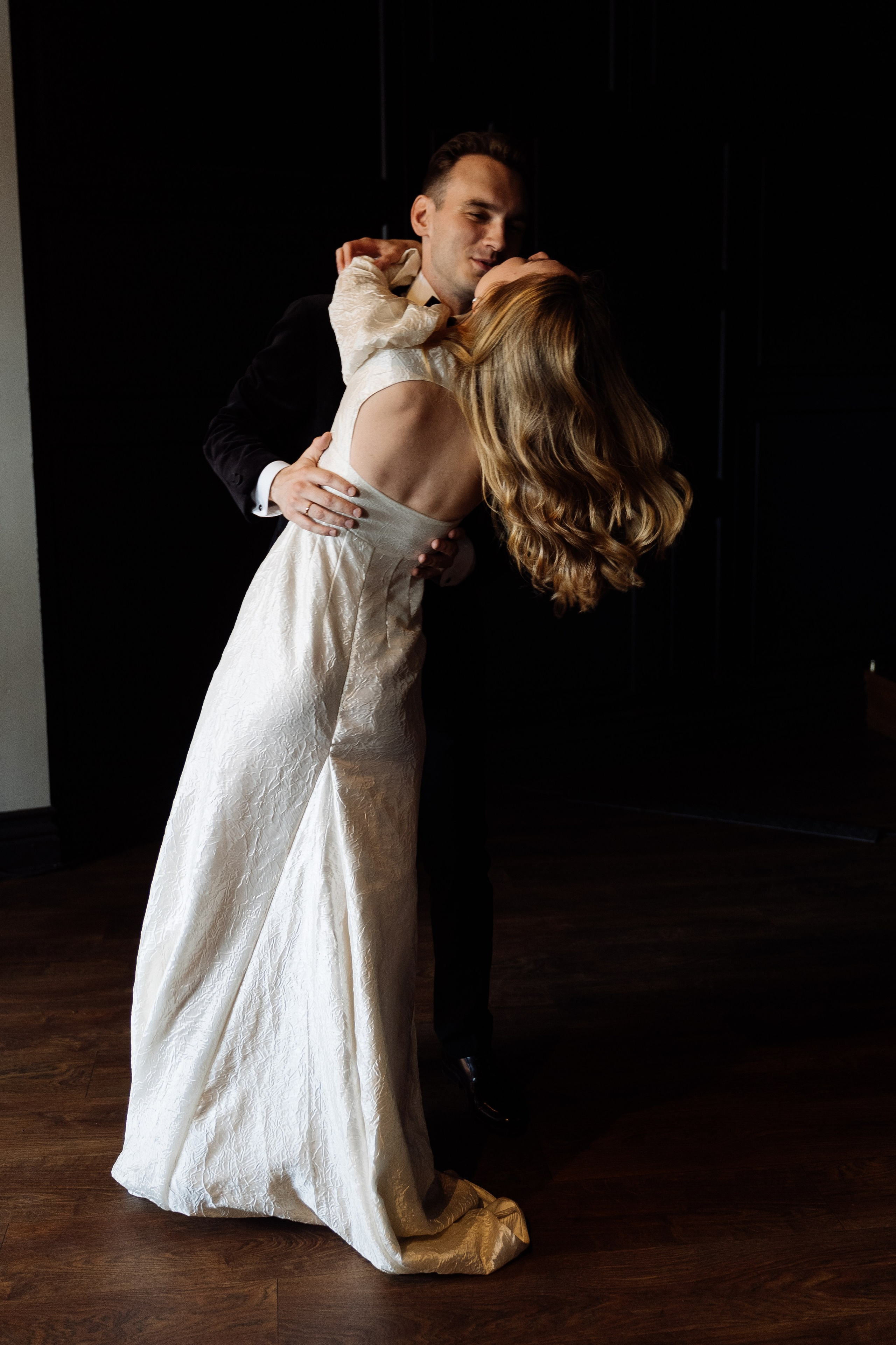 Камерная свадьба на фонтанке в сезонах. Свадебный фотограф организатор в Санкт-Петербурге Ассоль Опарина