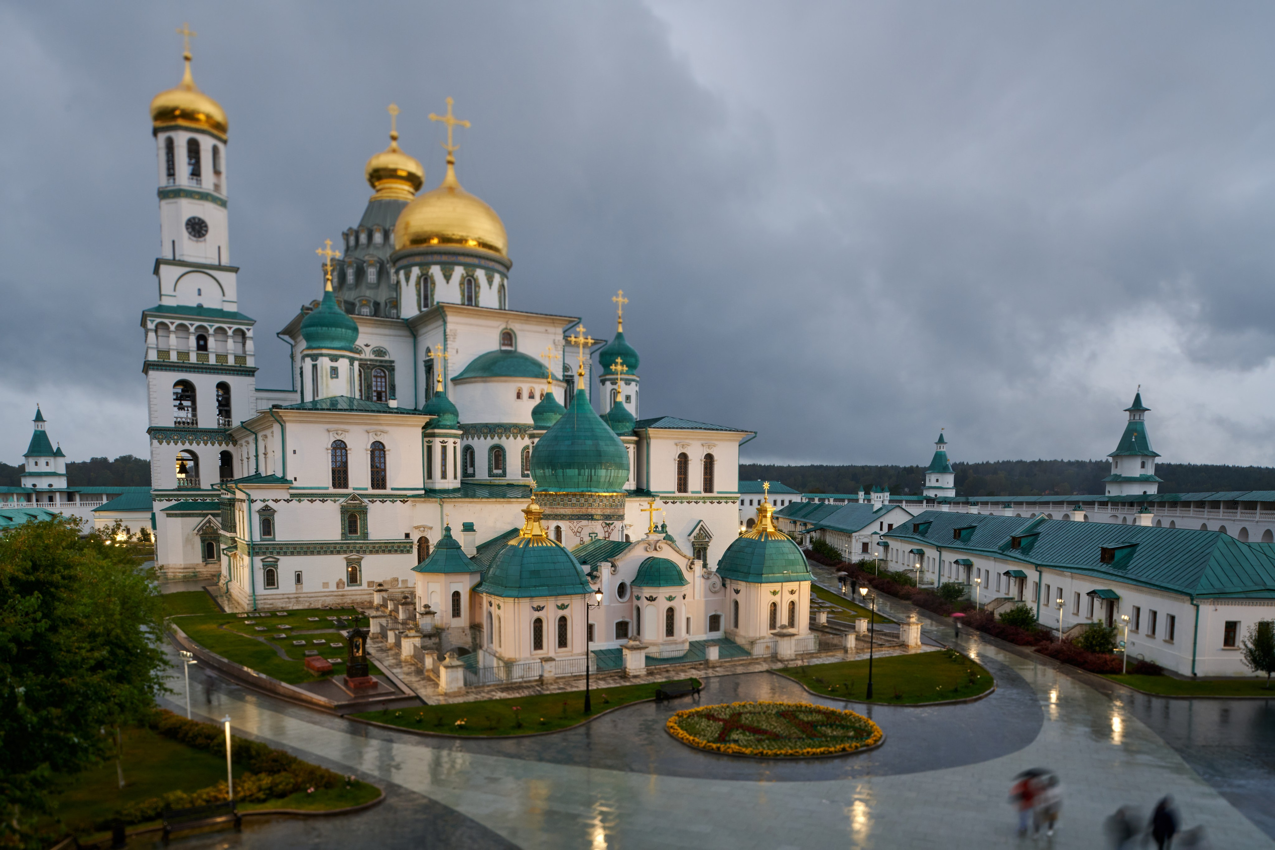 Новый Иерусалим в Истре — архитектурная прогулка под дождём. Фотограф для дизайнеров, застройщиков и бизнеса — интерьеры и архитектура — Свободный Роман в Москве и по России