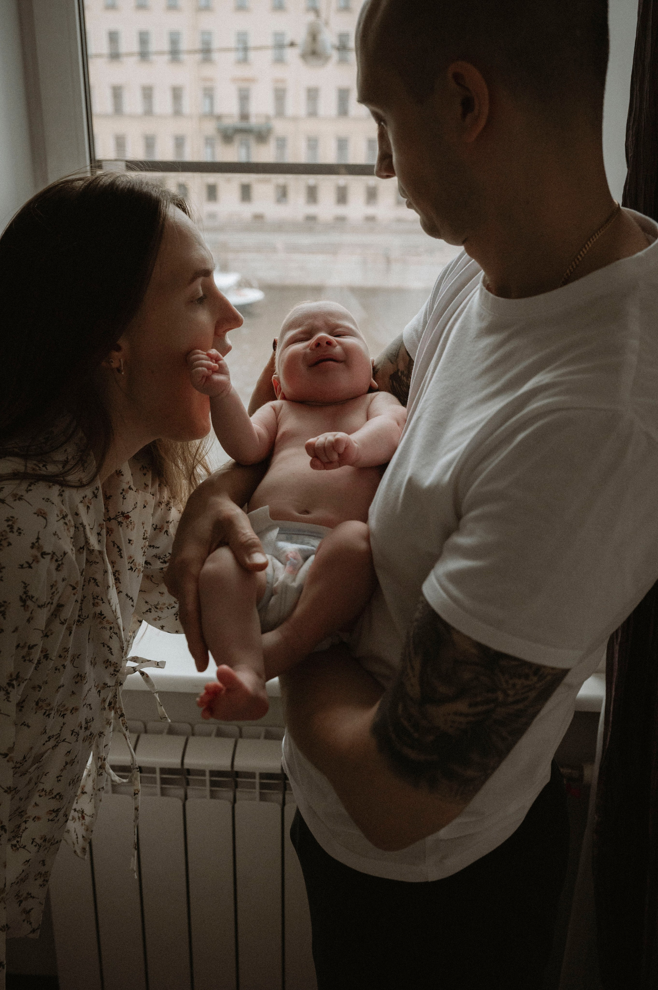 Семейная домашняя фотосессия. Профессиональный фотограф беременности в СПБ. Стильные фотосессии беременности в стиле минимализм и классическая фотография