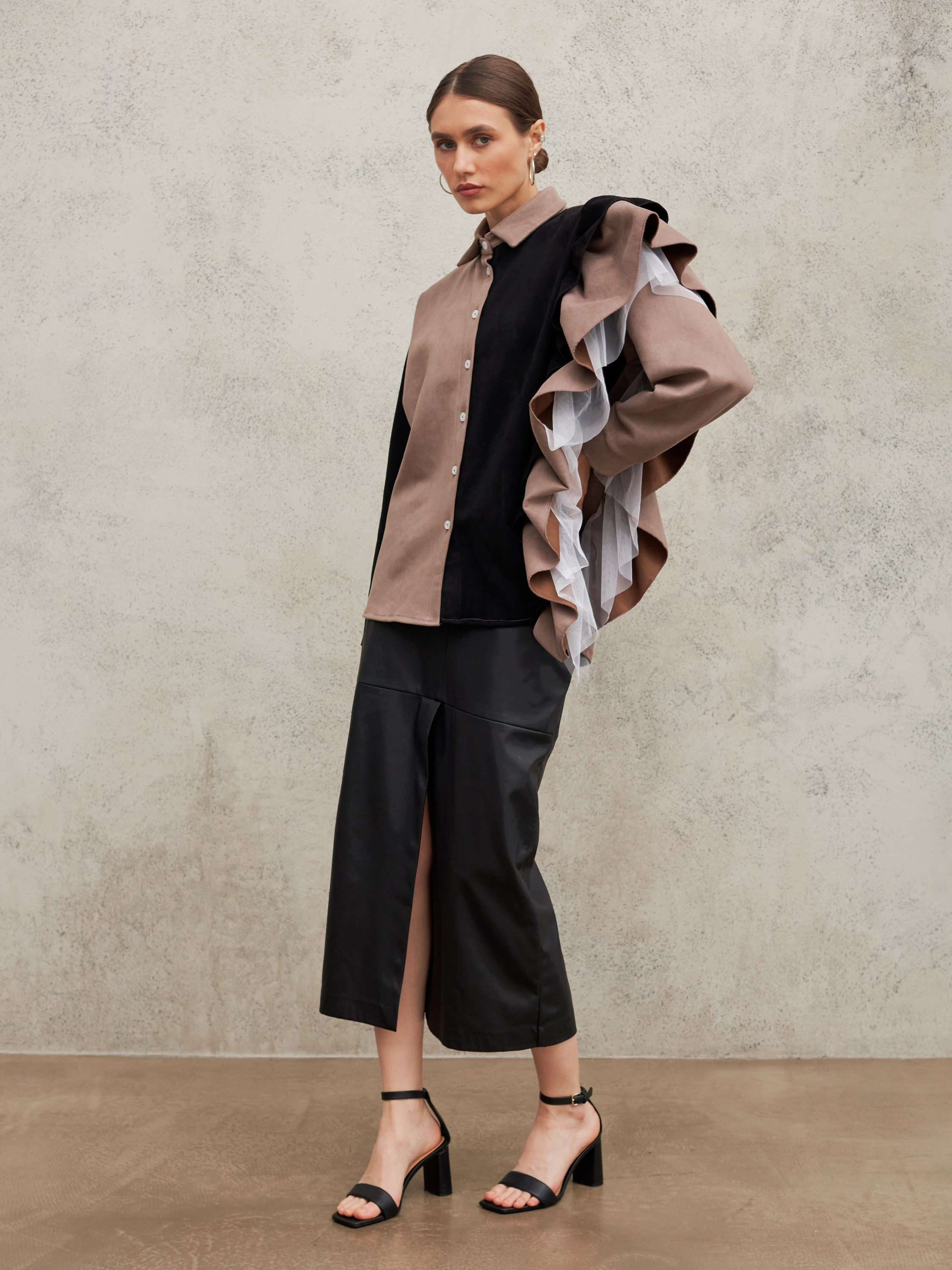 Фотосъемка рубашек с воланами Екатеринбург Wildberries ВБ Ozon Озон фотосессия одежды Екб заказать цена фотосъемка товара WB блузки Екб. Фотограф Екатеринбург Анастасия Жерновская | Маркетплейсы и нейрофото