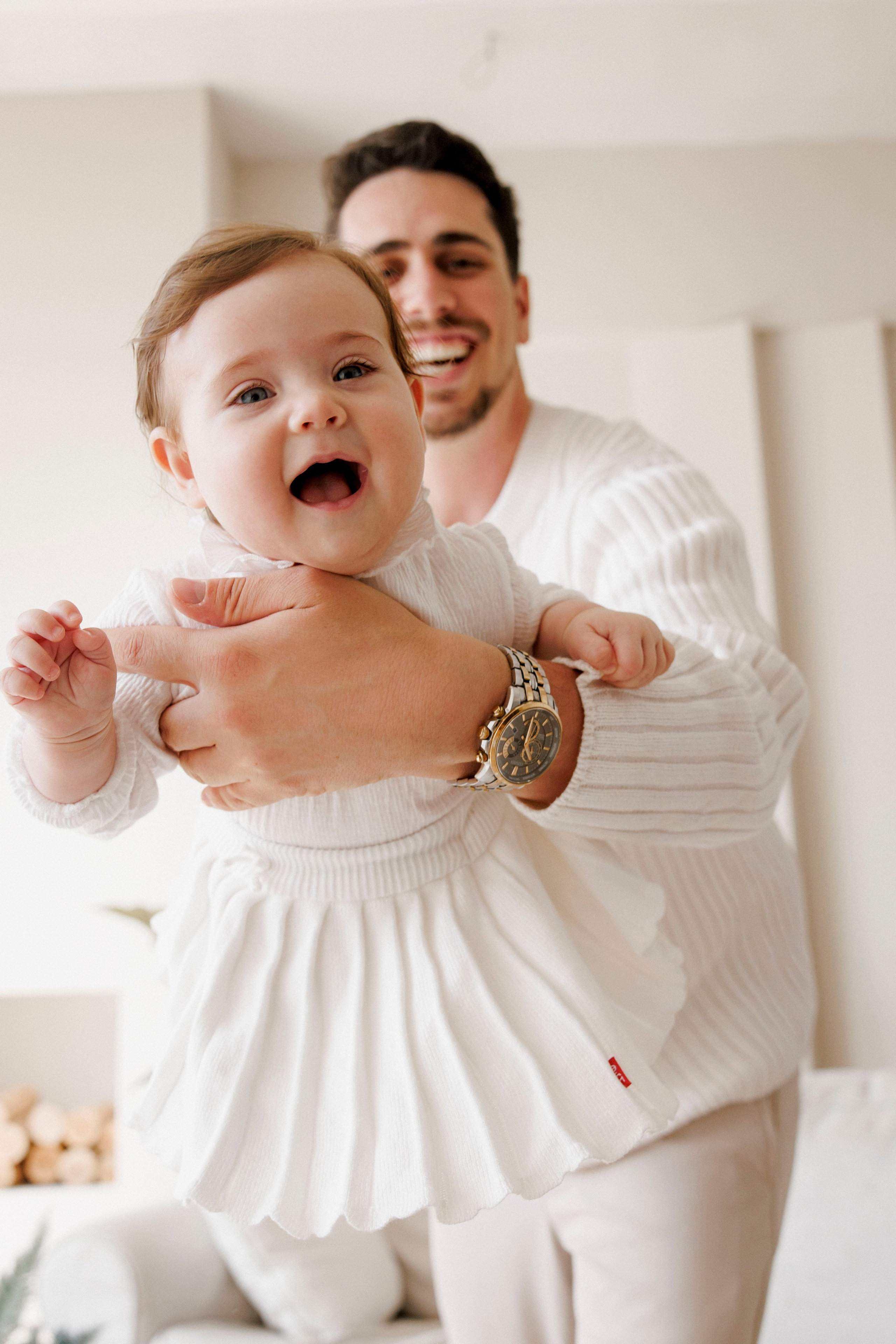 6 months old family photoshoot inside the white studio. Главная