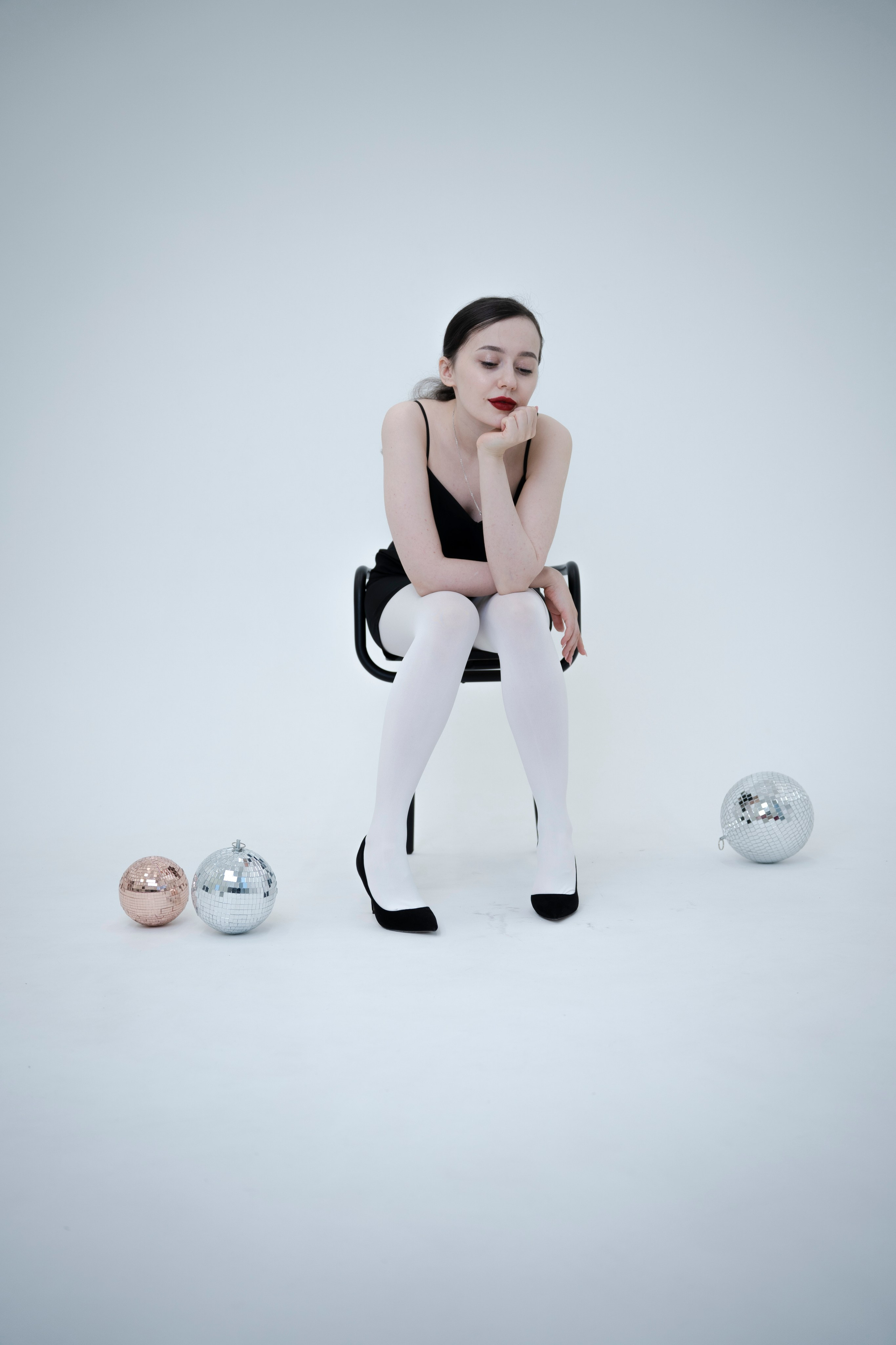 ДЕВОЧКА НА ШАРЕ. Главная