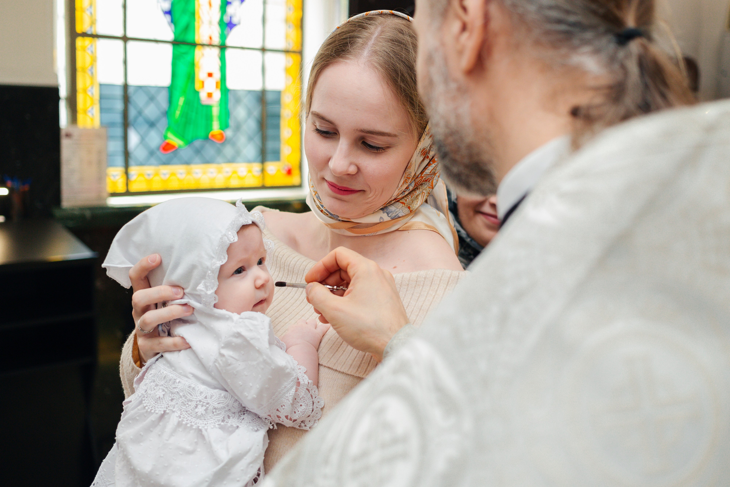 Сравнение критериев: в каком храме лучше крестить ребенка — атмосфера, расположение, правила, Современная крестильная купель для полного погружения. На что обратить внимание при выборе храма, Вместительный и светлый зал храма — ключевой фактор при выборе места для крещения с большим числом гостей, купель в храме Невского района Санкт-Петербурга