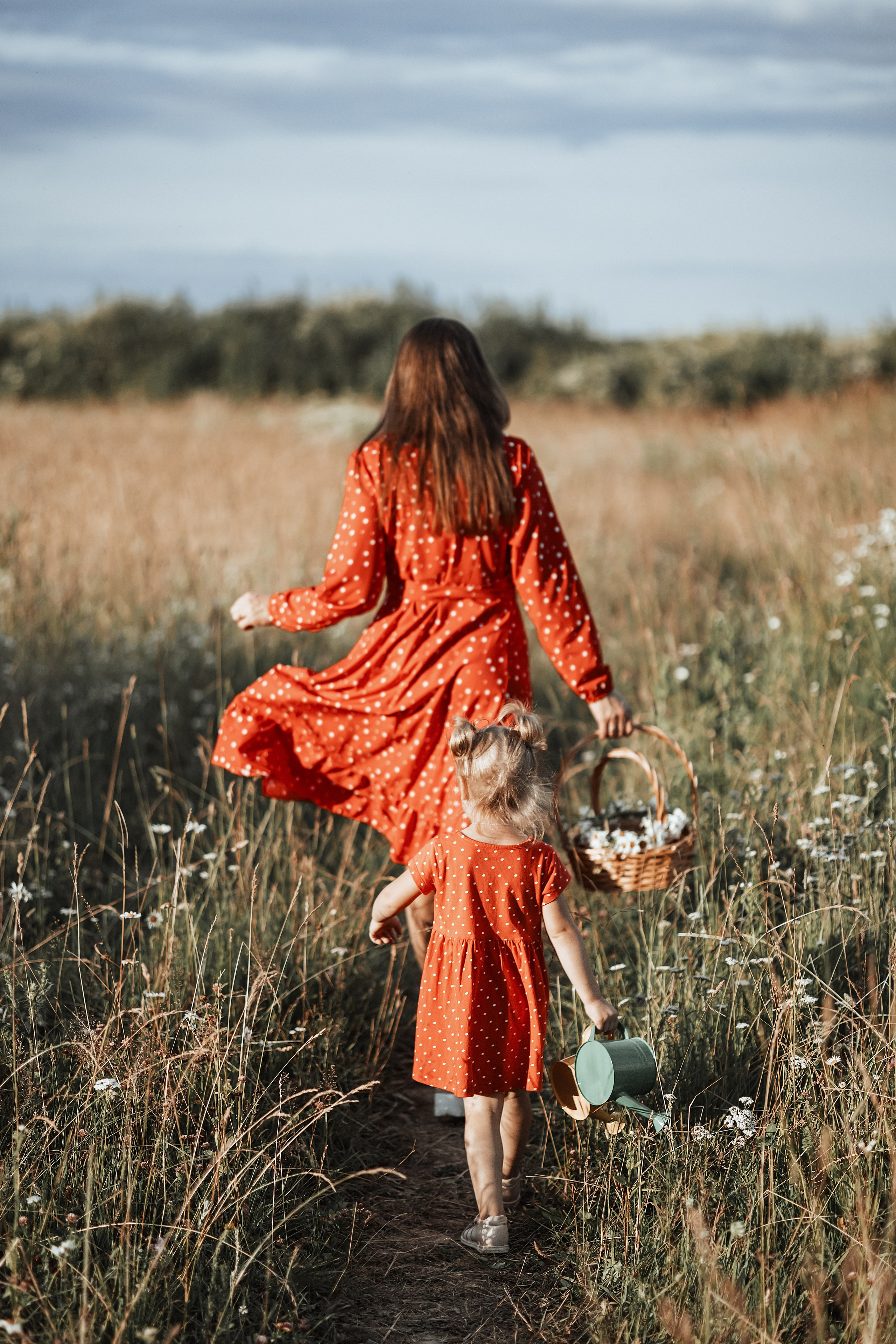 Мама и дочка в ромашковом поле. Фотограф в Москве Мухина Ирина