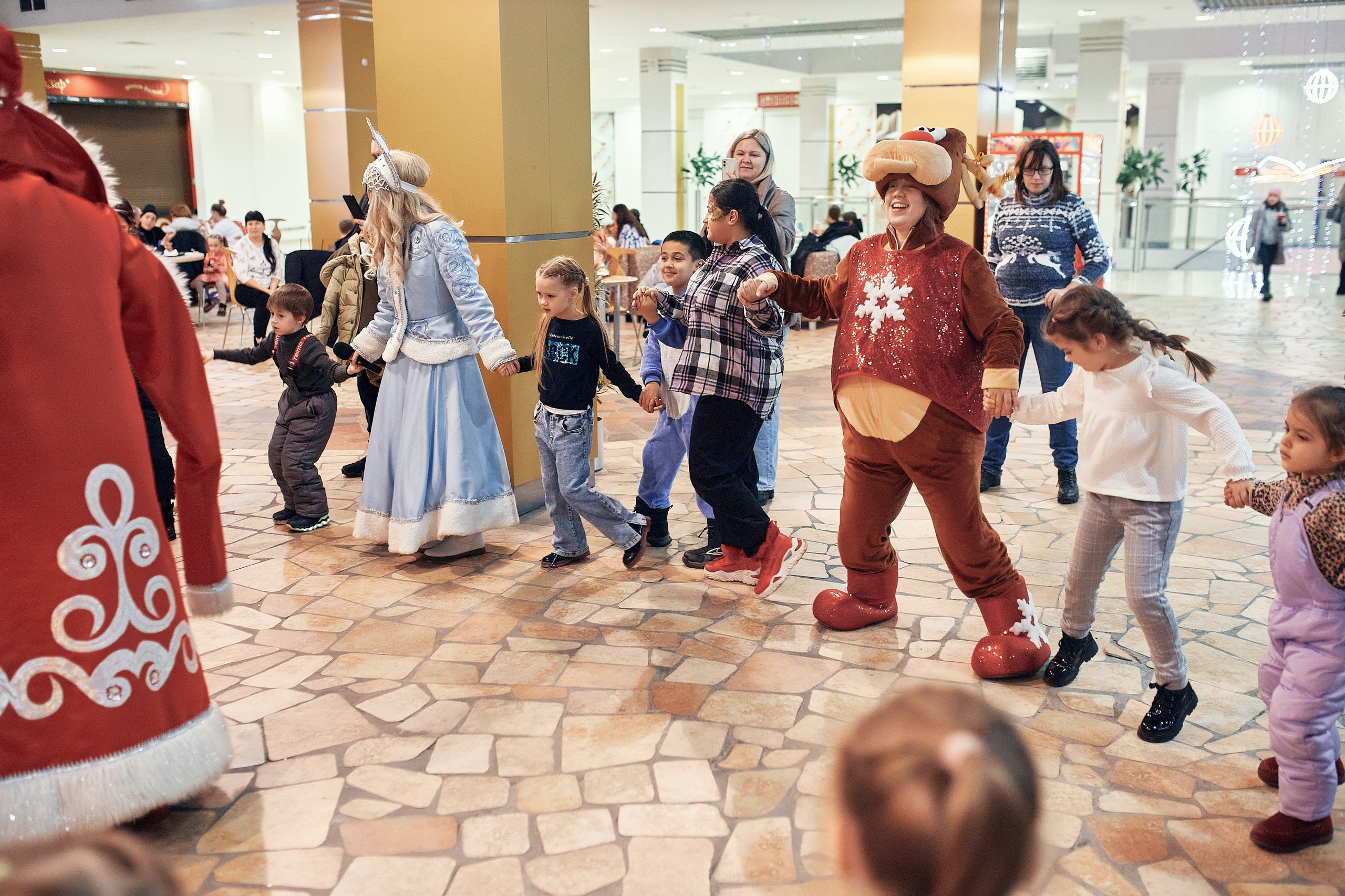 Детский новогодний праздник в ТЦ Июнь. Семейный и репортажной фотограф в Красноярске и Москве Виктор Бабинцев