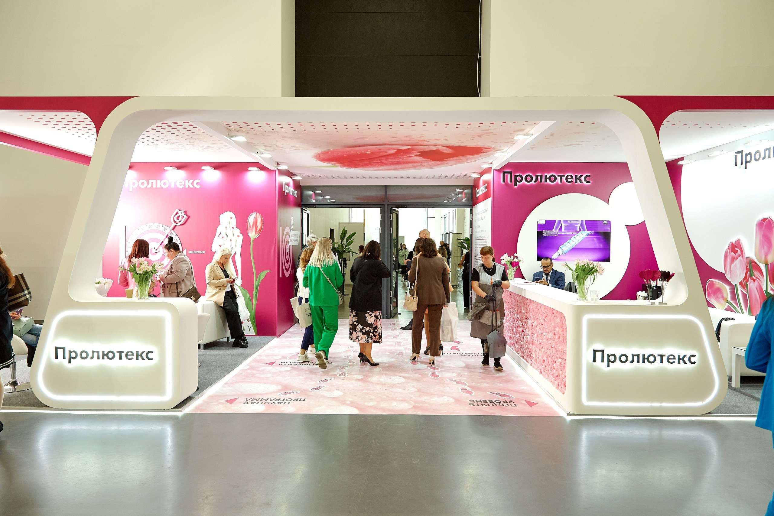 Стенд компании Angelini Pharma / Конференция РАРЧ 2023. Антон Артюшин, портретный фотограф. Москва