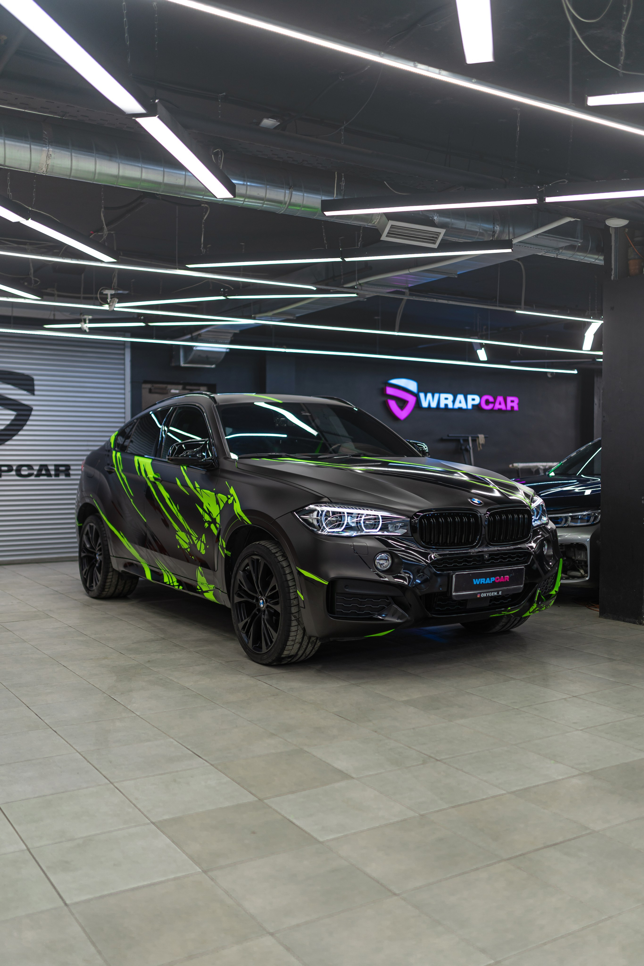 Винилография на BMW X6. Студия дизайна и оклейки авто Barmaley Design