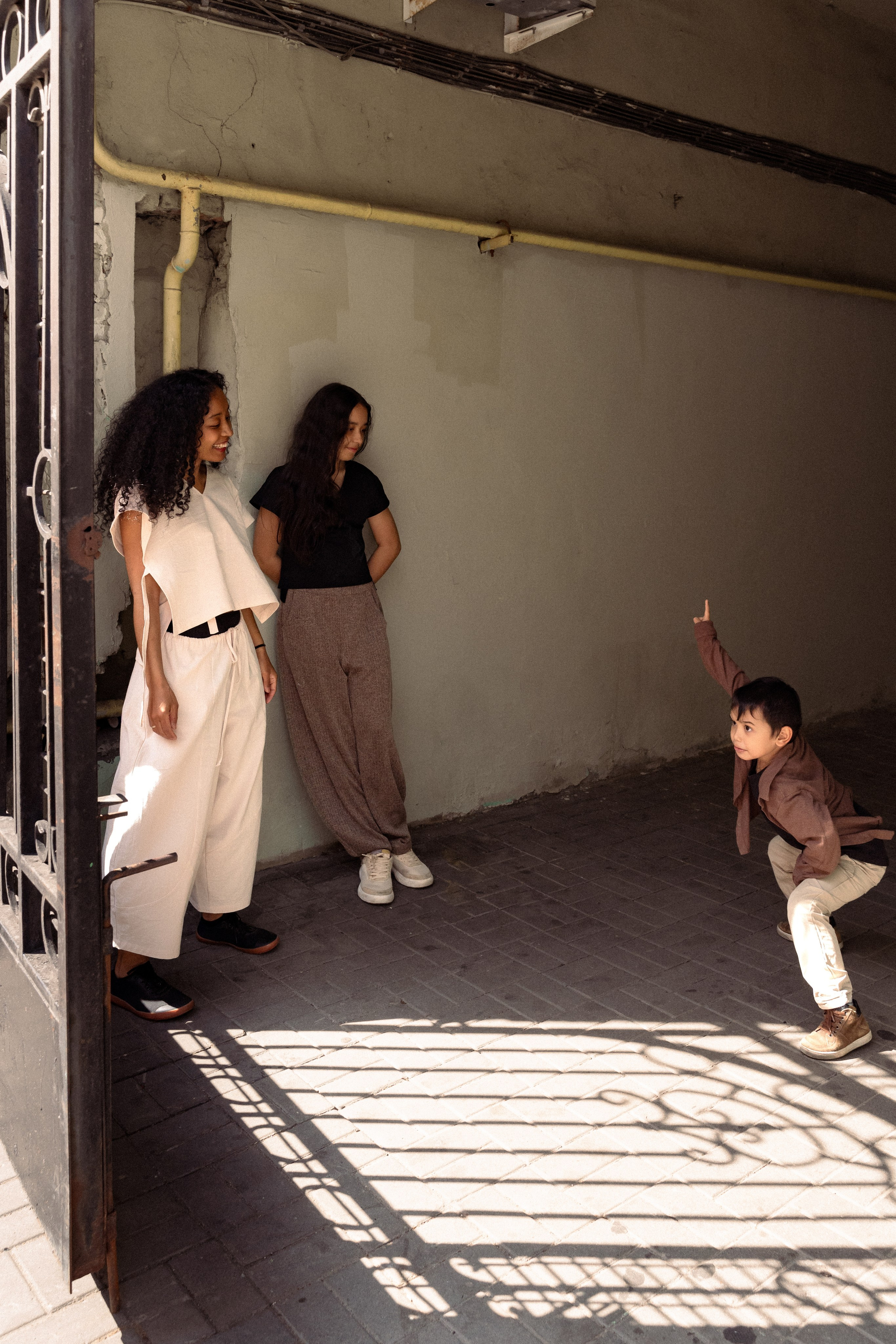 Лида, Даня и Эвелина 🤍 Всех нужнее и дороже, всех доверчивей и строже в этом мире доброта. Лайфстайл фотограф в Санкт-Петербурге — Наташа Шмидт