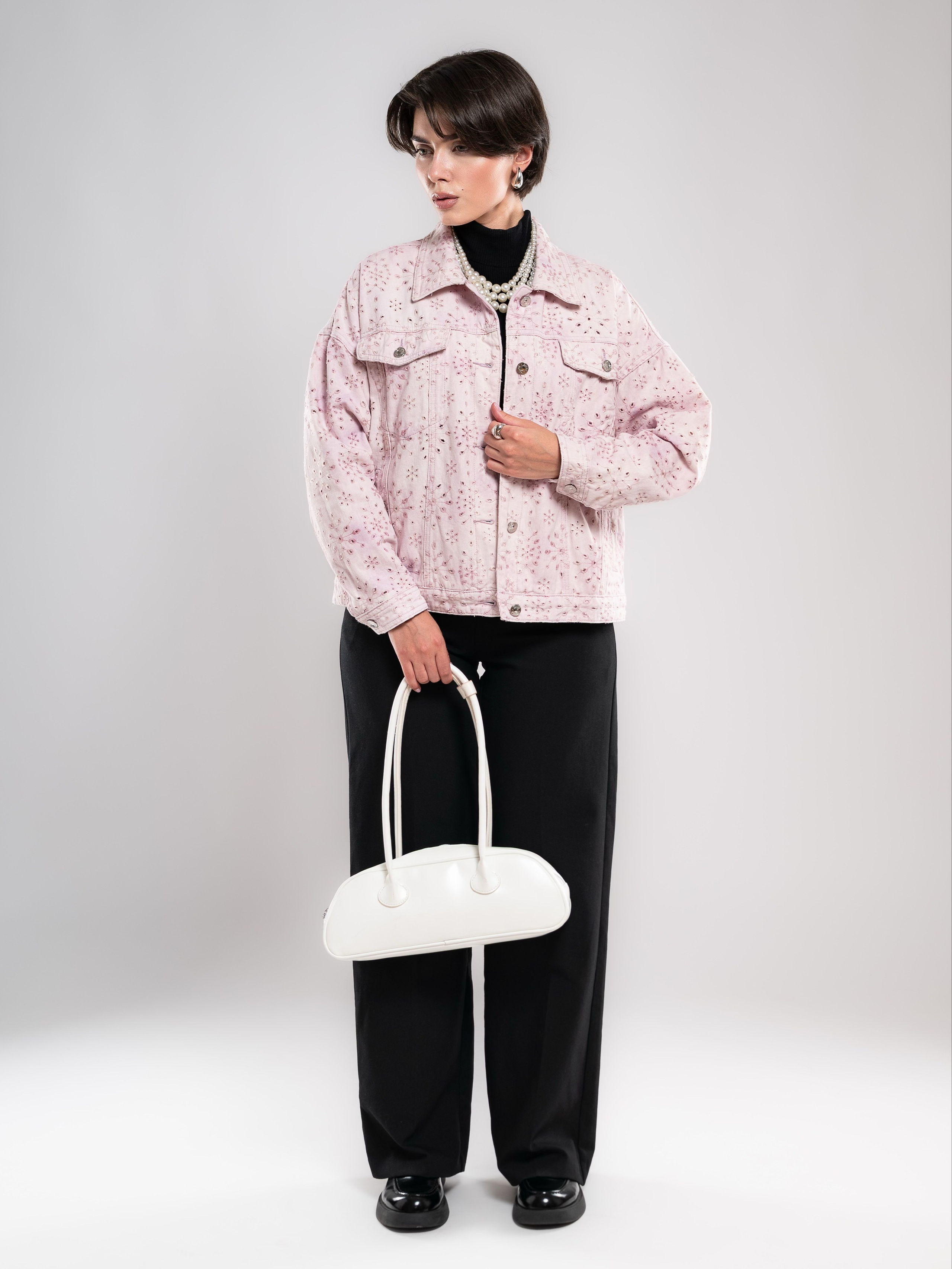 Джинсовые куртки на 2х моделях. Предметный фотограф, фото для маркетплейсов Пятигорск, КМВ