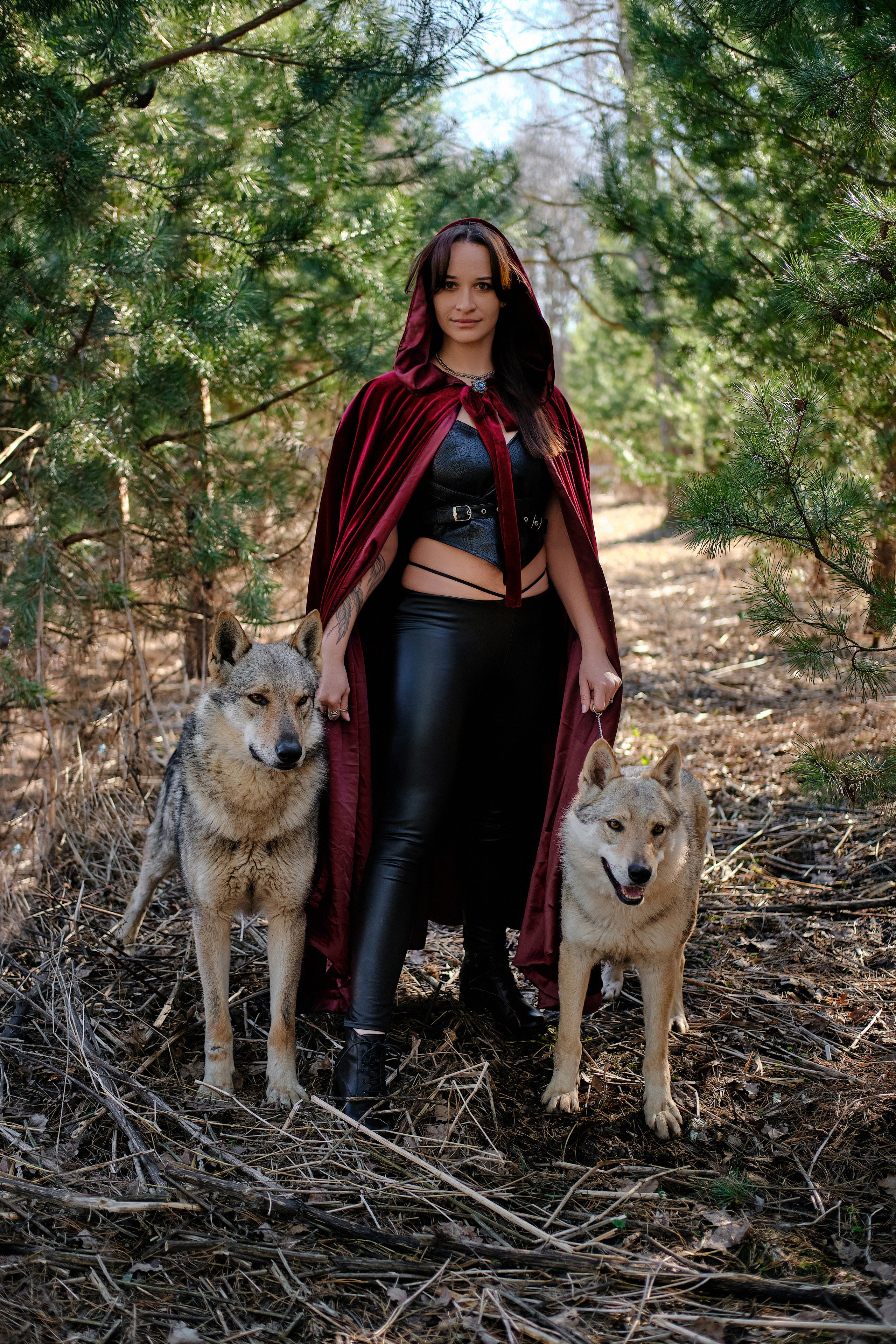 женский портрет с волком в полный рост на фотосессии в Москве