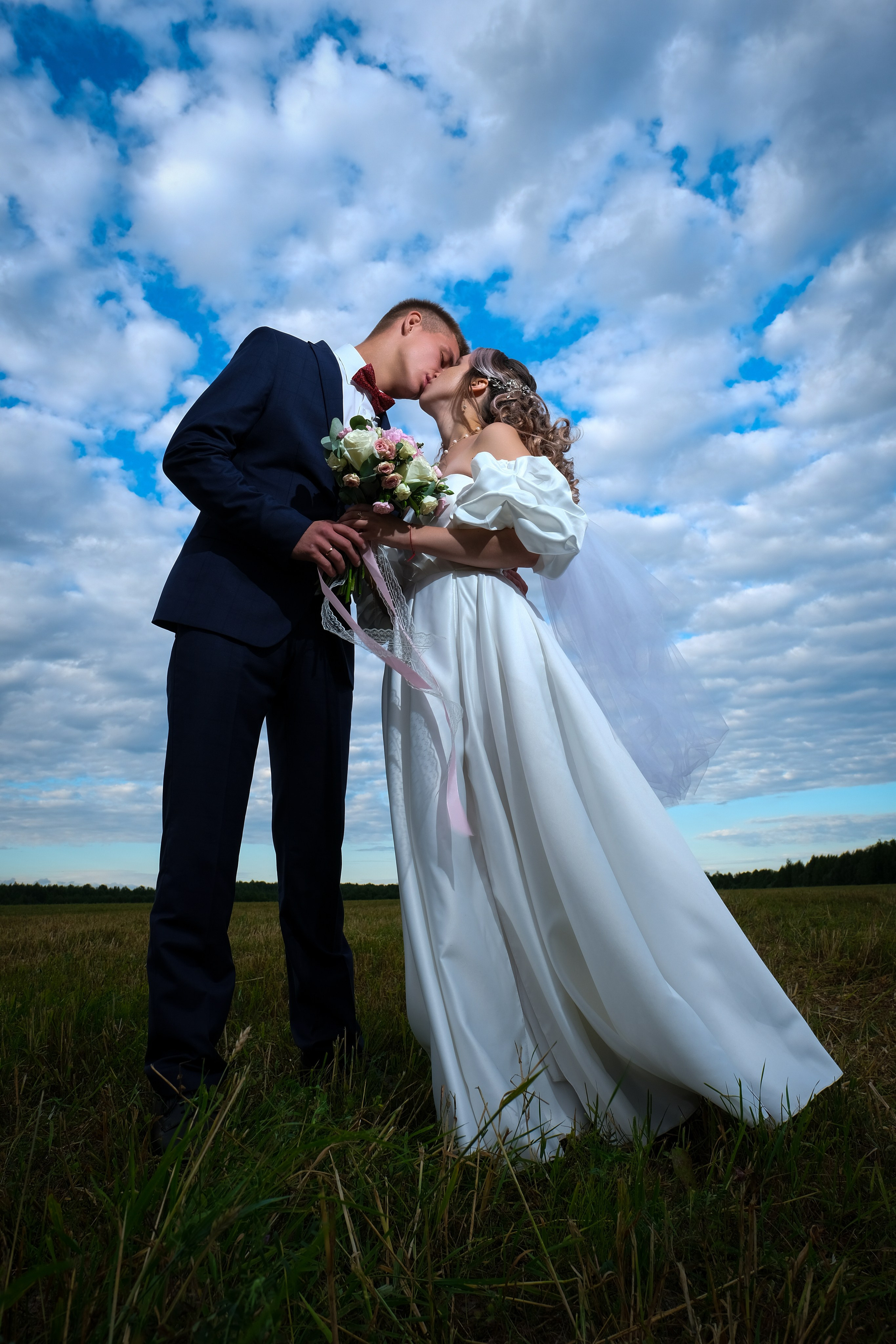 Свадьба в поле целуется