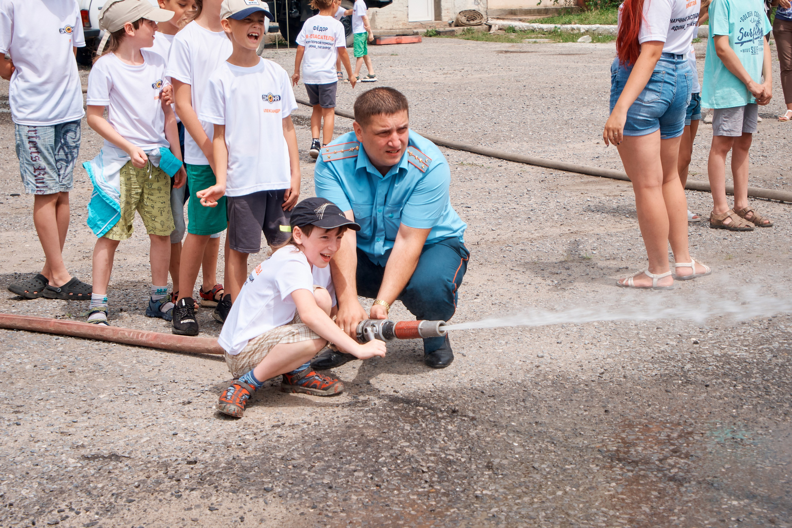 Детский лагерь ДЮНА. Поход в «Пожарно-спасательную часть № 22». Фотограф Таганрог Анна Трайжон