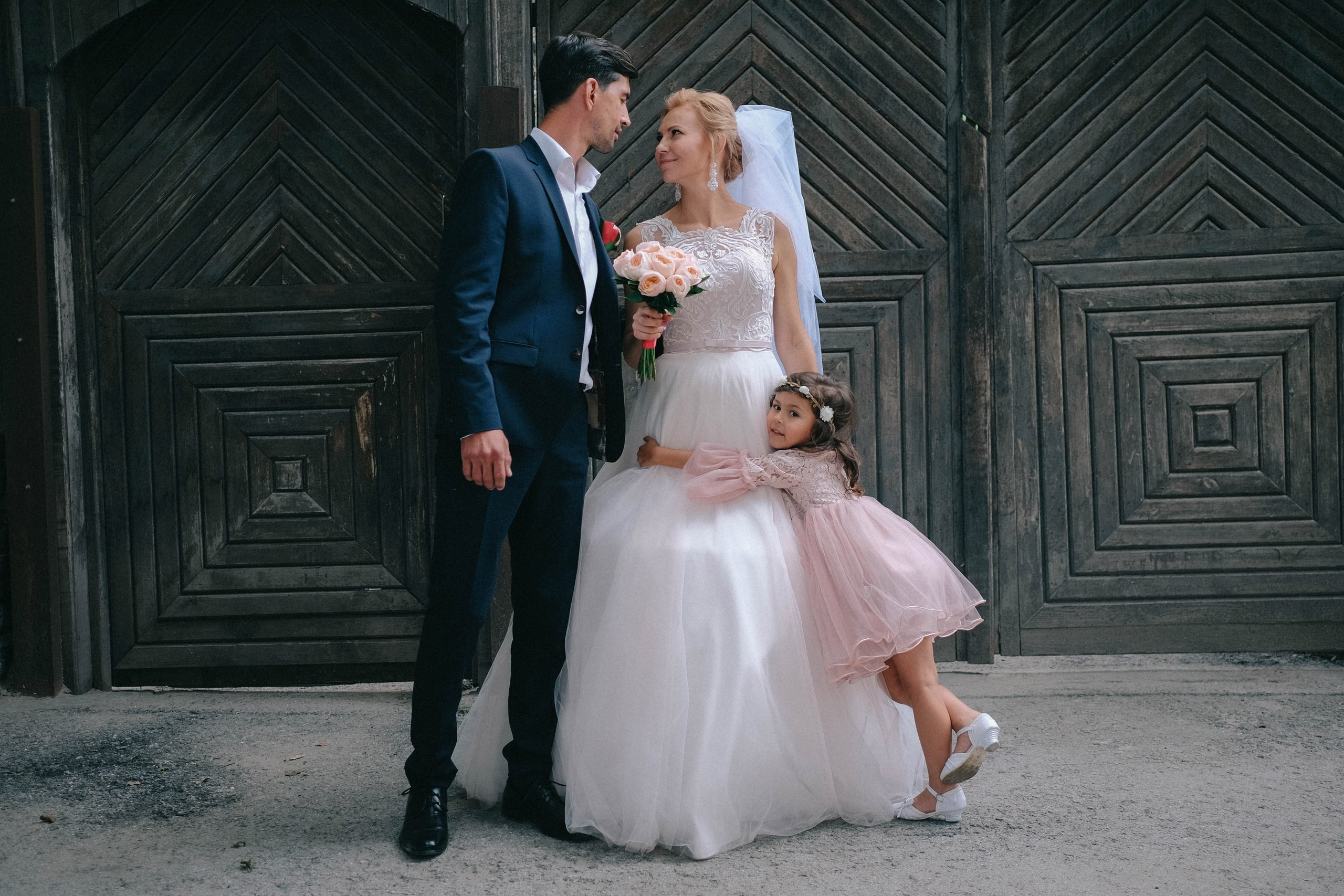 Городская прогулка молодоженов, свадебный фотограф в Новосибирске