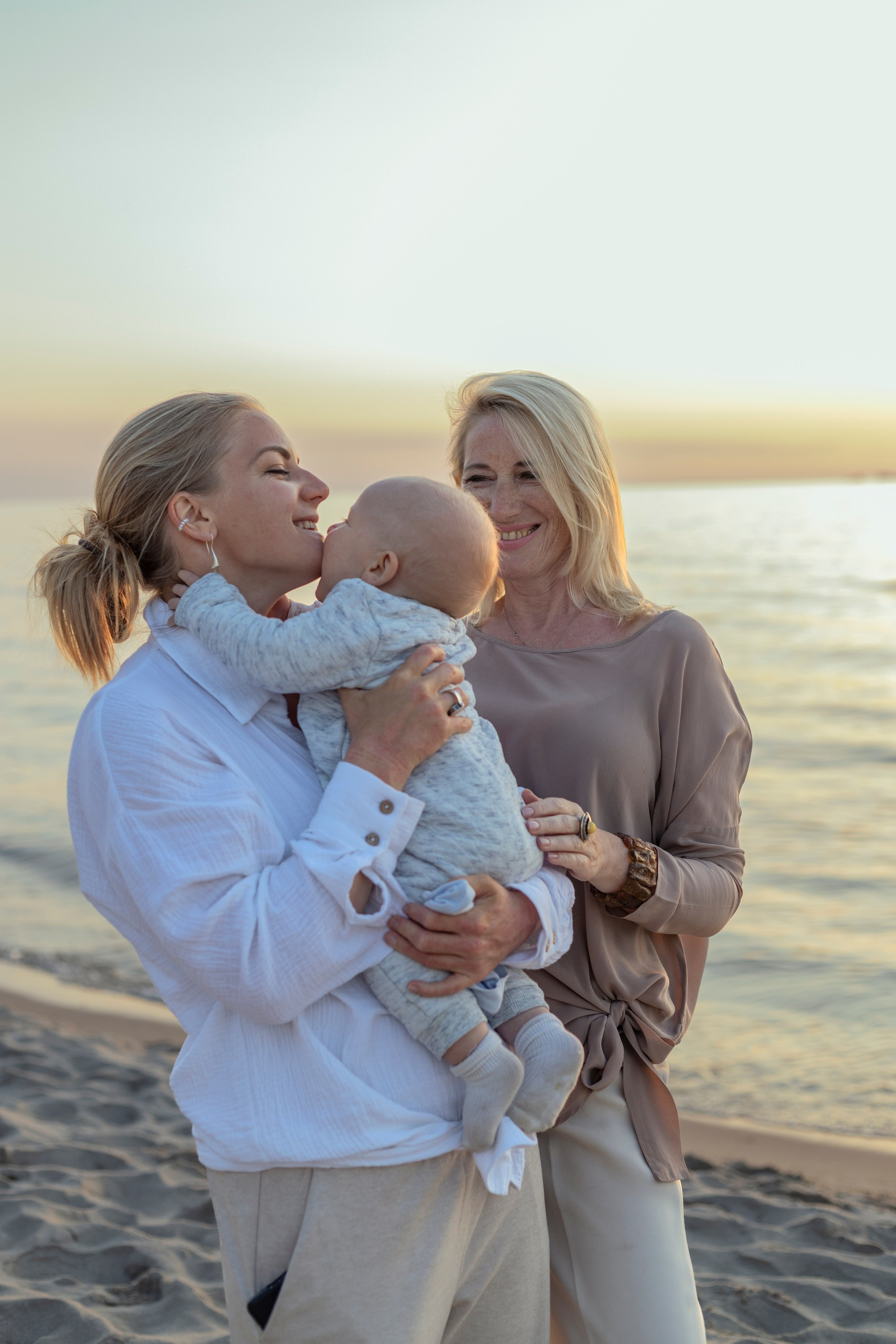 Семья на море в золотой час. Фотограф Анастасия Горлач в Калининграде