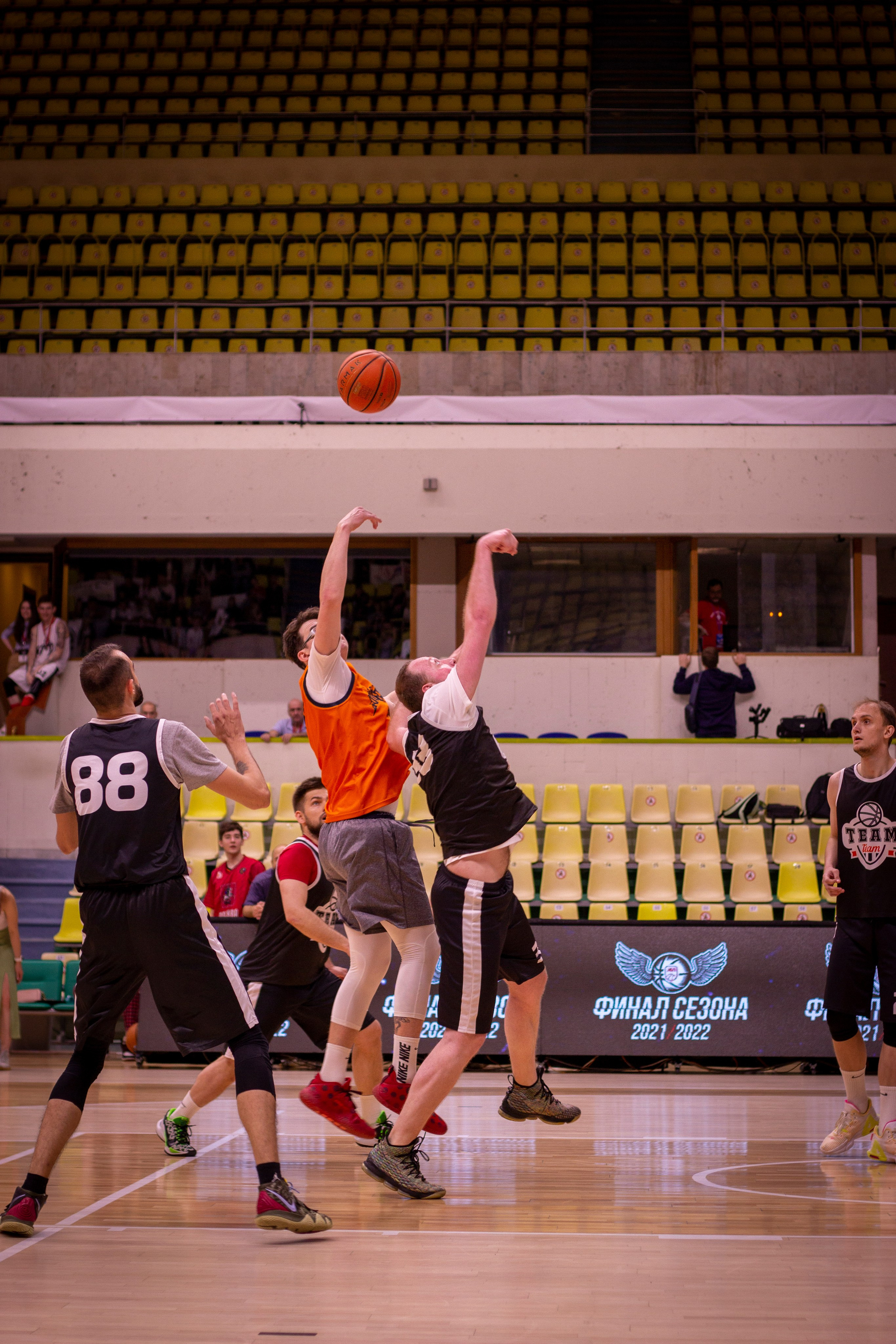 Фоторепортаж баскетбольного матча. Портретный и репортажный фотограф в Москве Кира Елинова