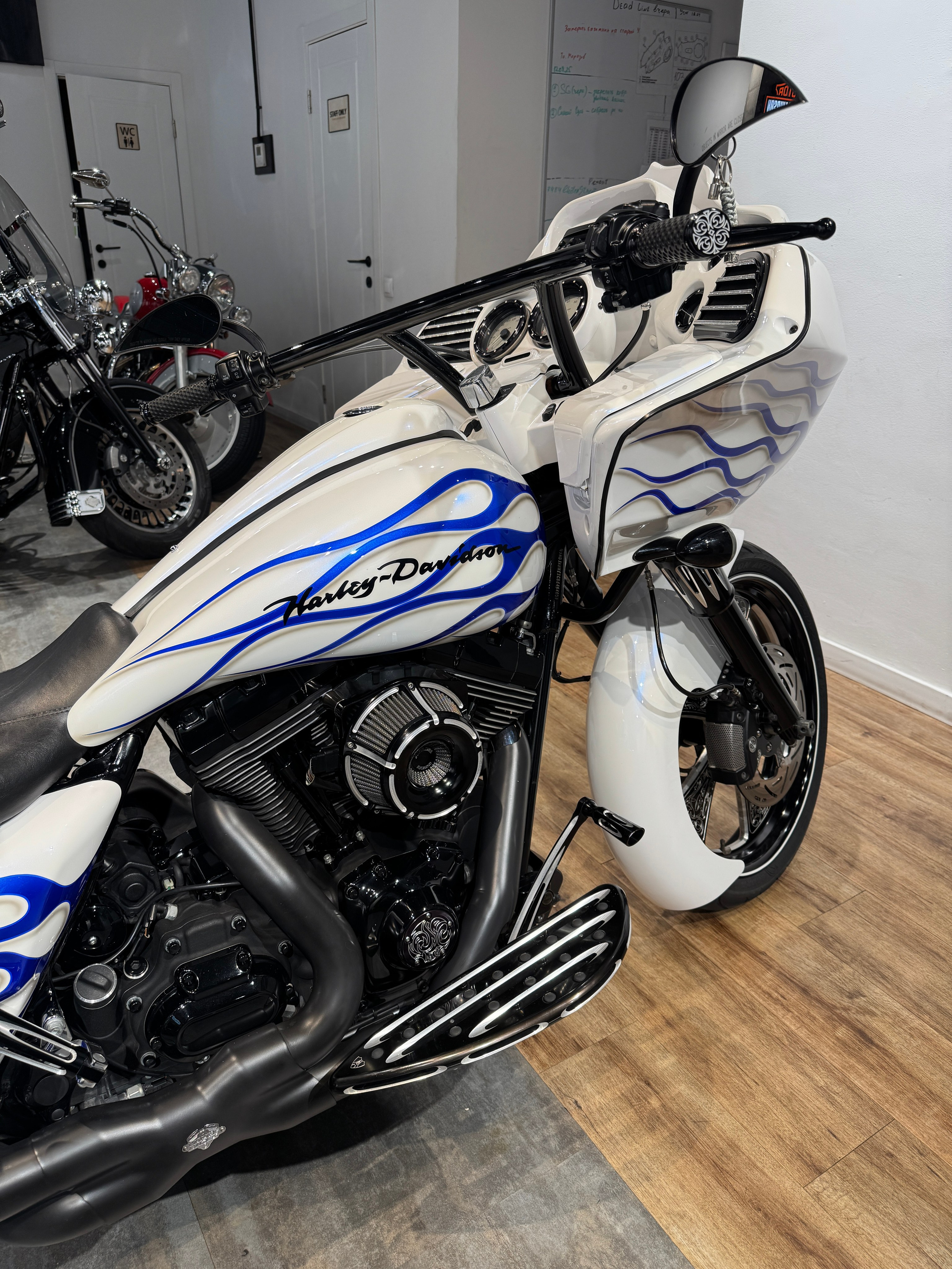 Мотоциклы Harley-Davidson Road Glide 103 White Power (Touring)  — купить мотоцикл. Hello Davidson, Москва. Только хорошие мотоциклы…
