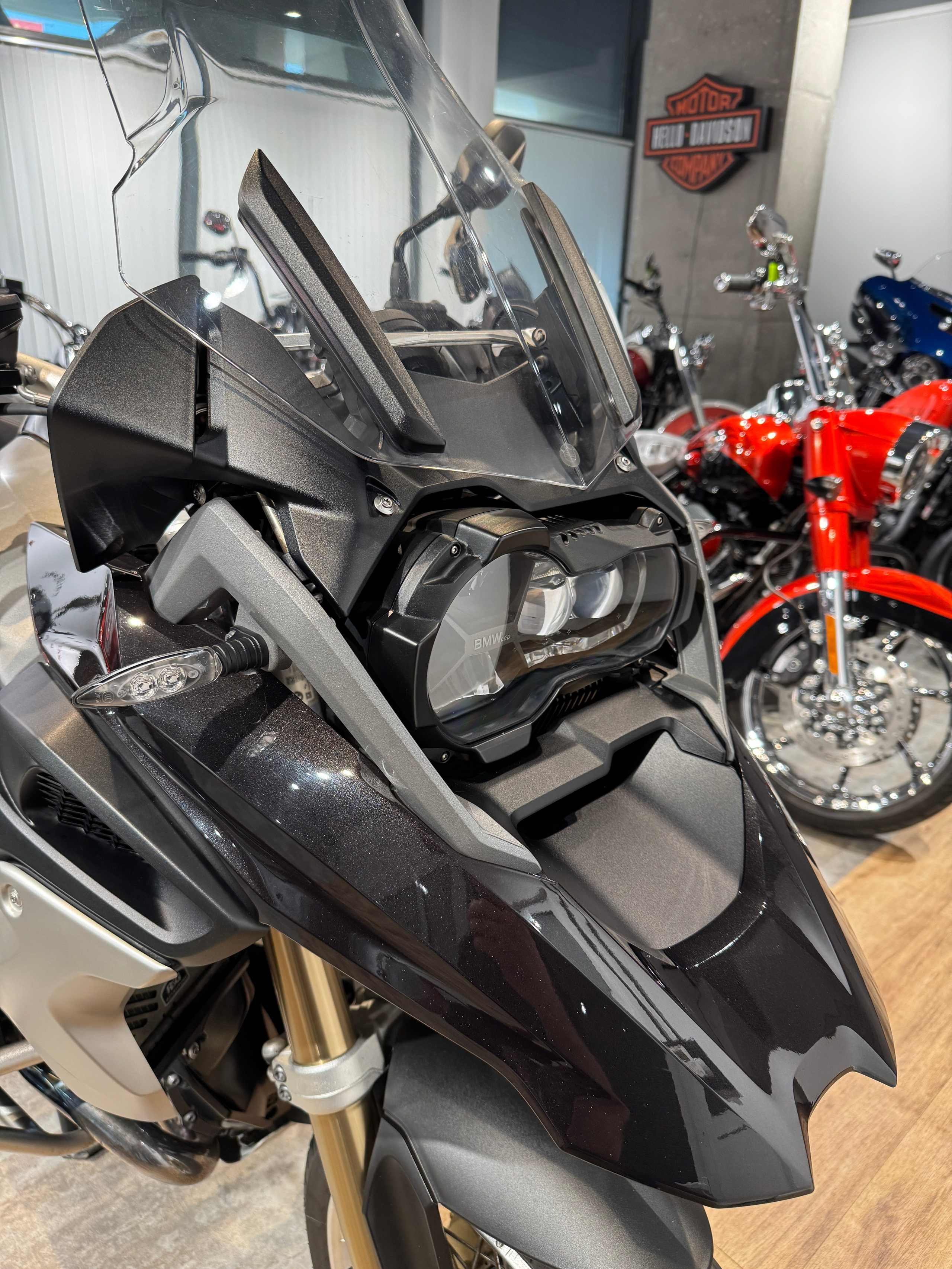 2015 BMW R1200GS Black/Agate Grey — подробнее на сайте. Hello Davidson, Москва. Только хорошие мотоциклы…