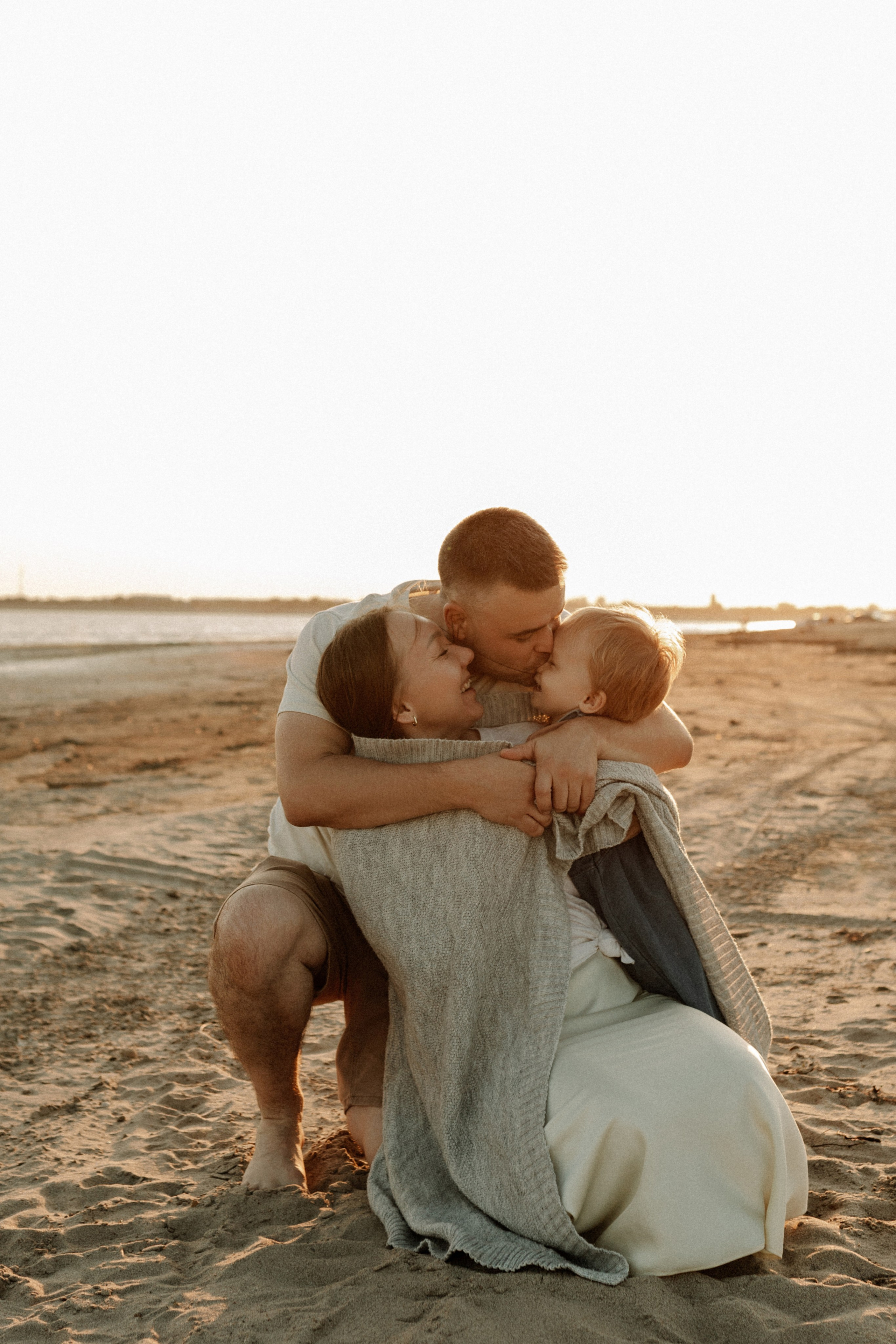 Трое у реки, не считая фотографа. Семейный фотограф в Краснодаре Яна Морева